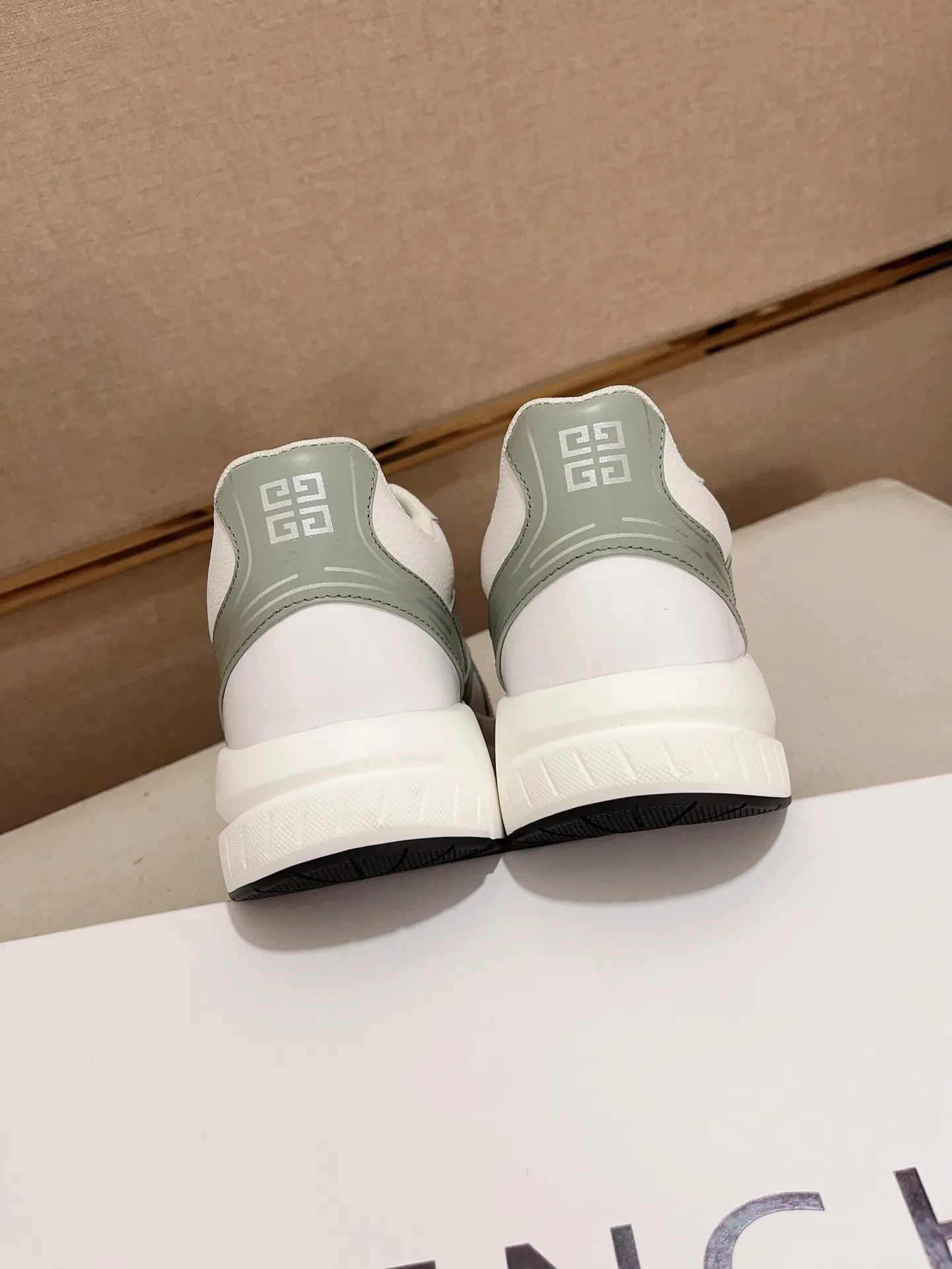 GIVENCHY グレー ホワイト スニーカー - 画像 (9)