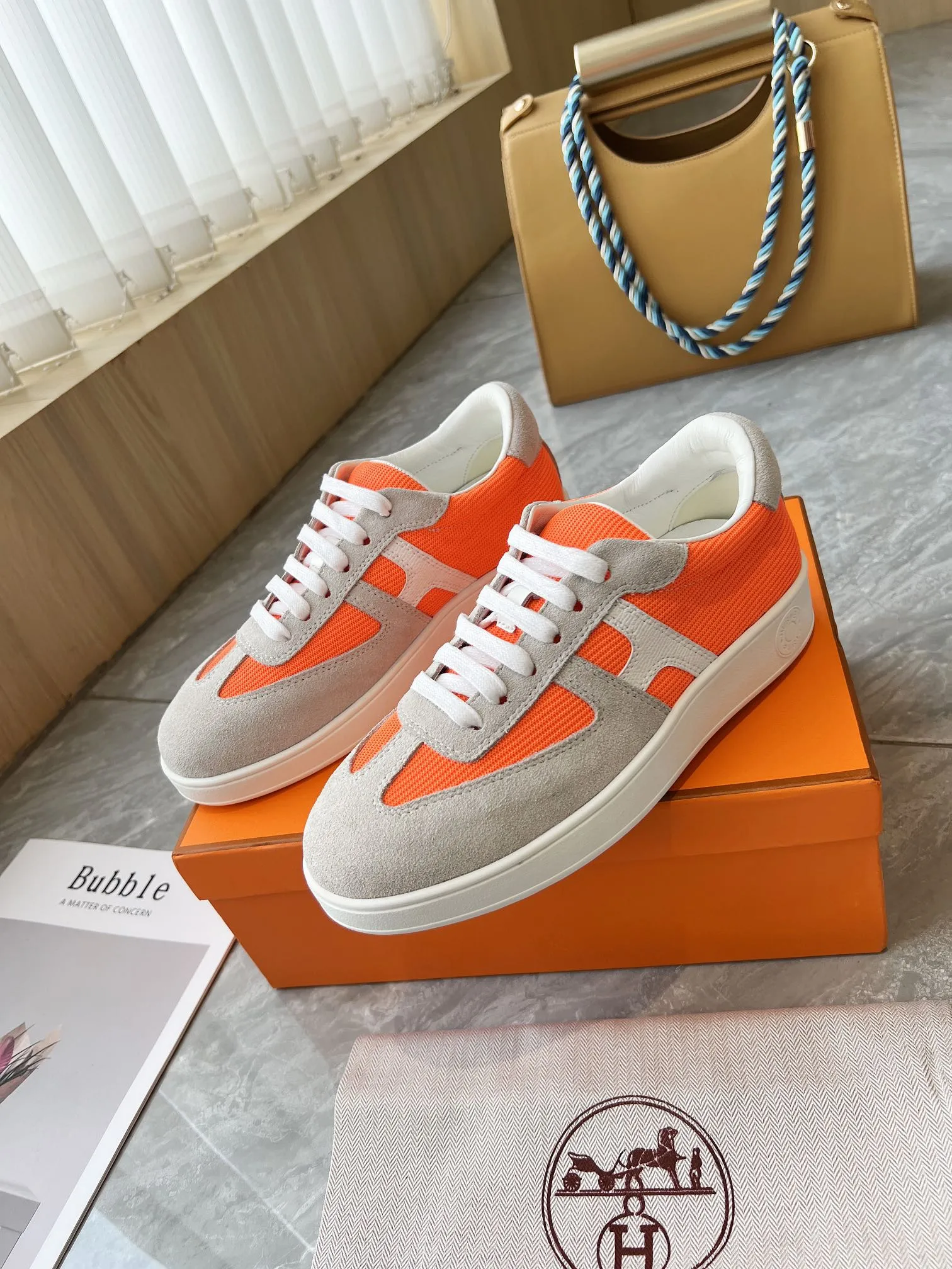 HERMES オレンジとグレーのスニーカー - 画像 (3)