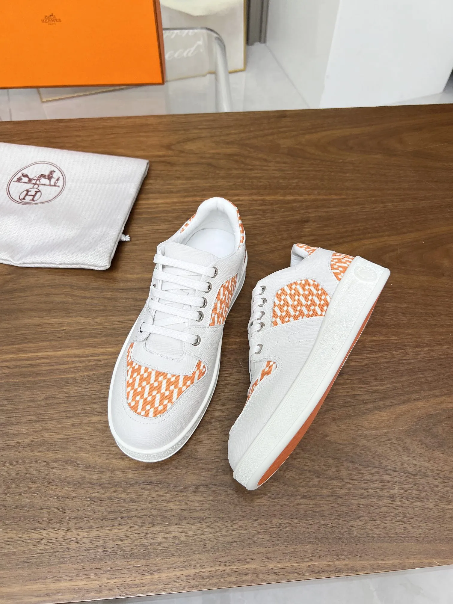 HERMES 愛馬仕 オレンジと白のスニーカー - 画像 (4)