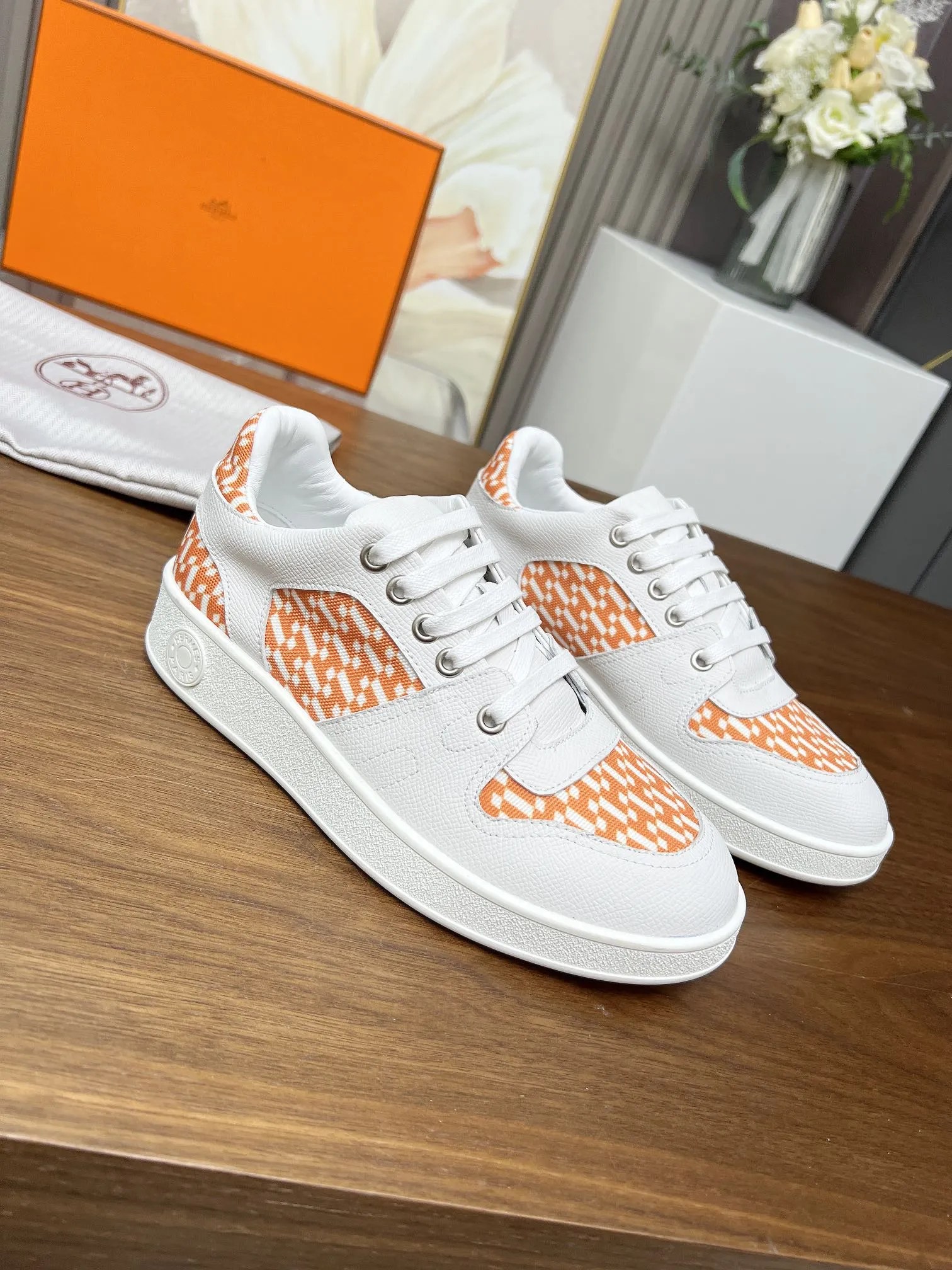 HERMES 愛馬仕 オレンジと白のスニーカー - 画像 (6)