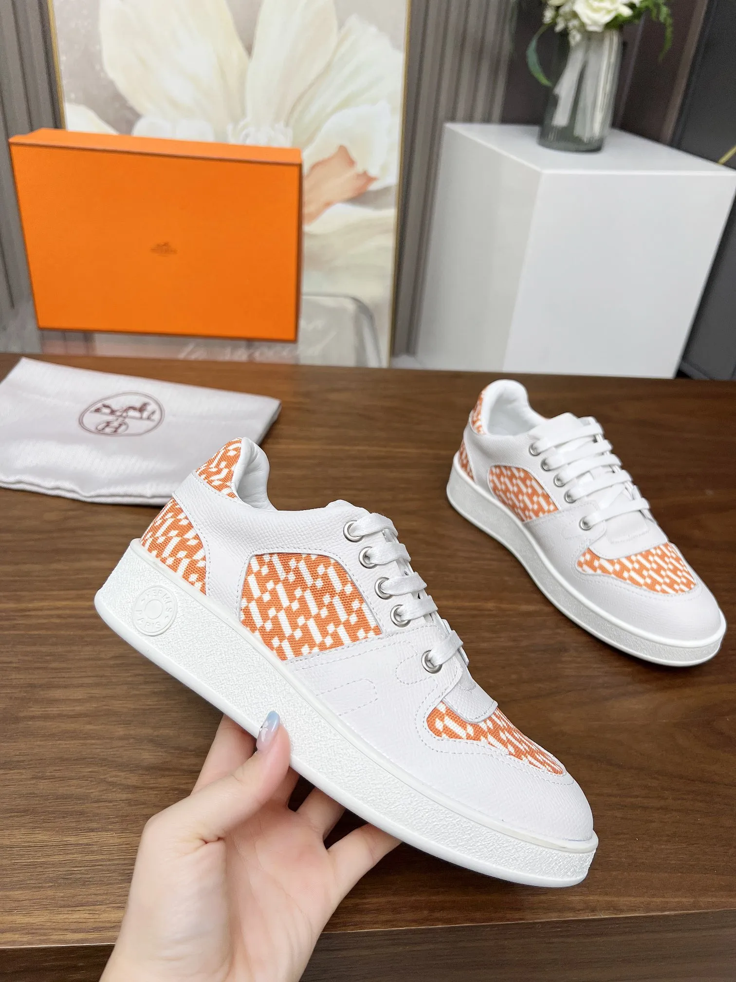 HERMES 愛馬仕 オレンジと白のスニーカー - 画像 (9)