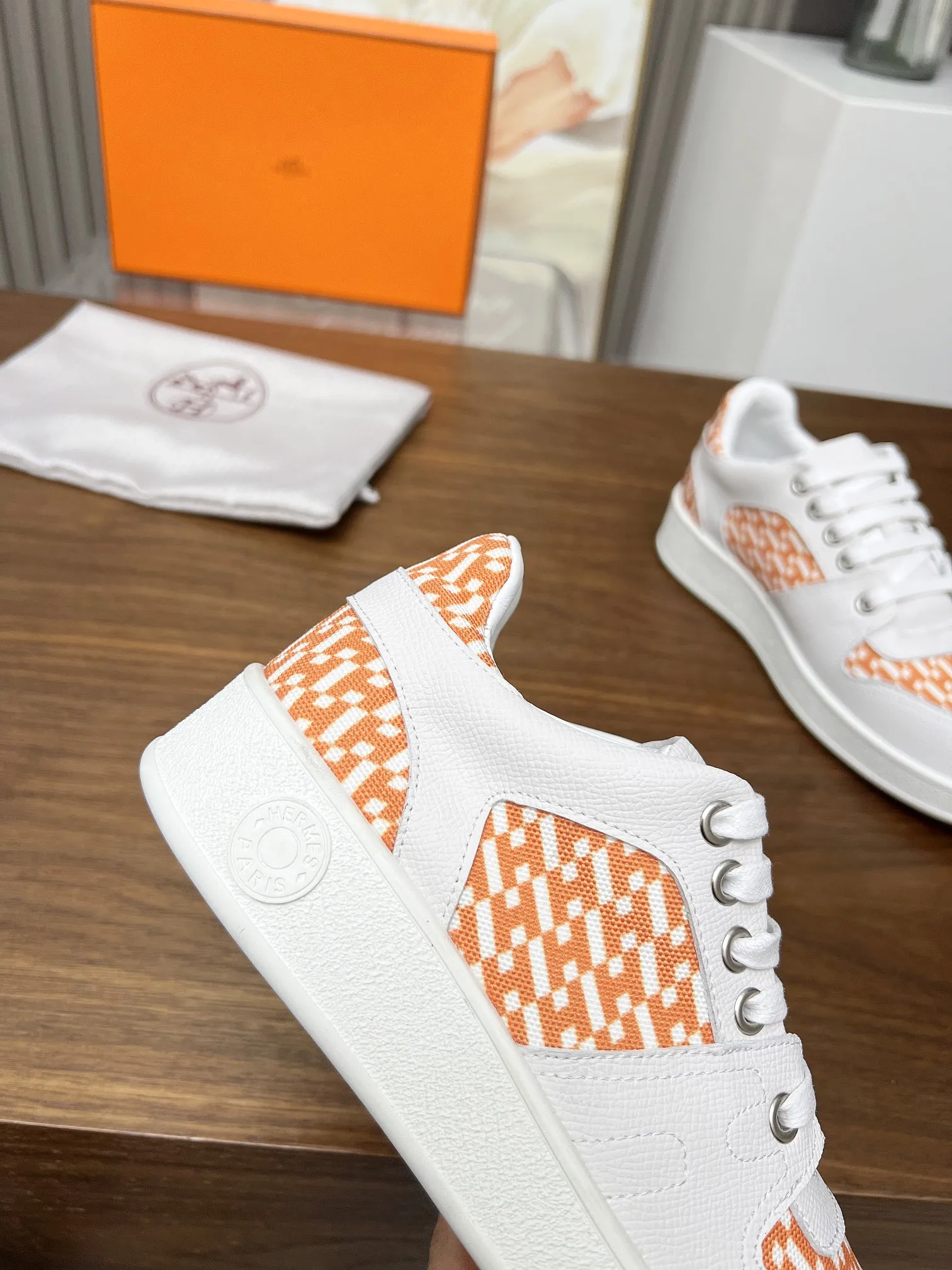 HERMES 愛馬仕 オレンジと白のスニーカー - 画像 (10)