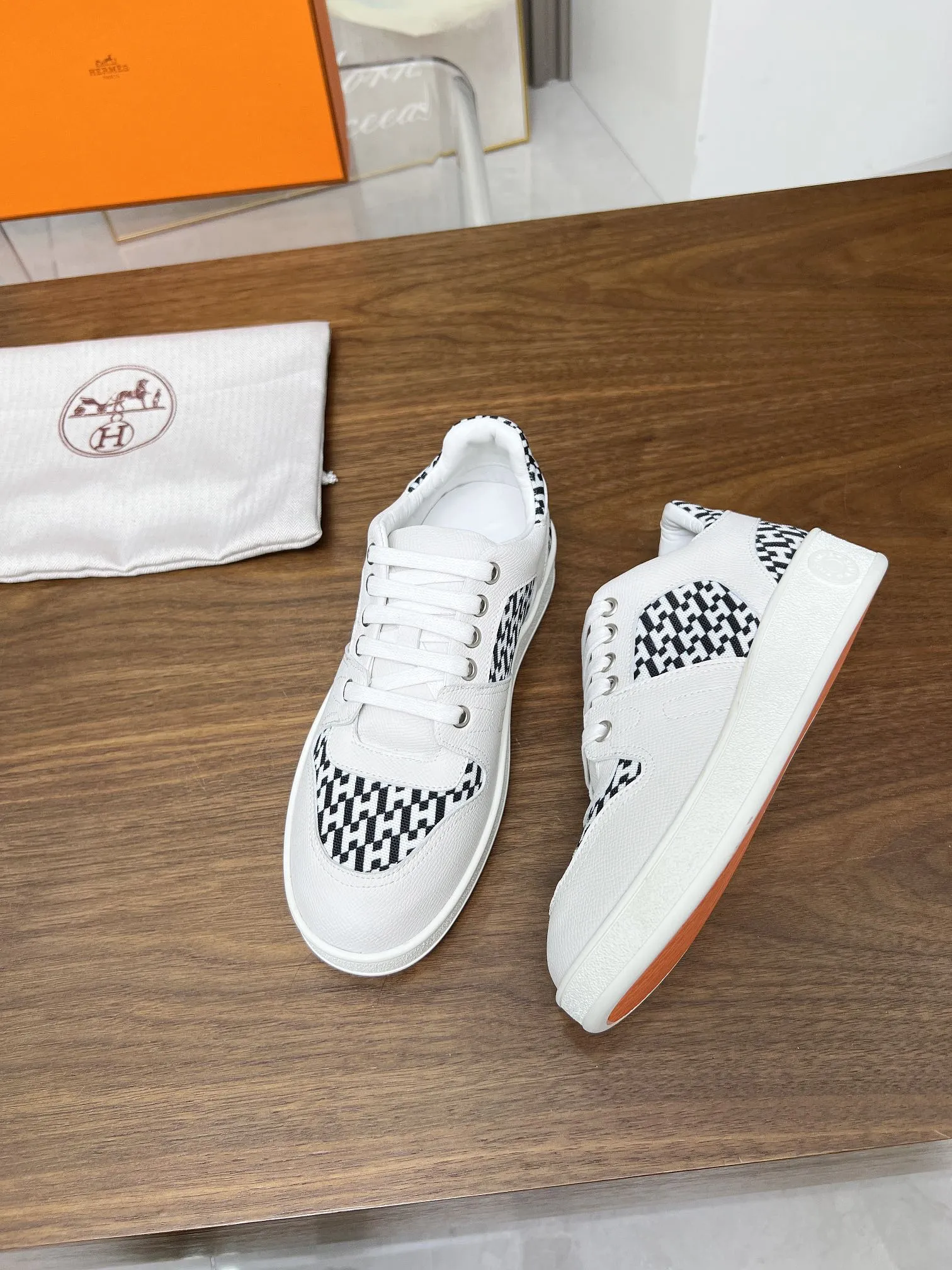 HERMES エルメス 白黒 系帯スニーカー - 画像 (3)