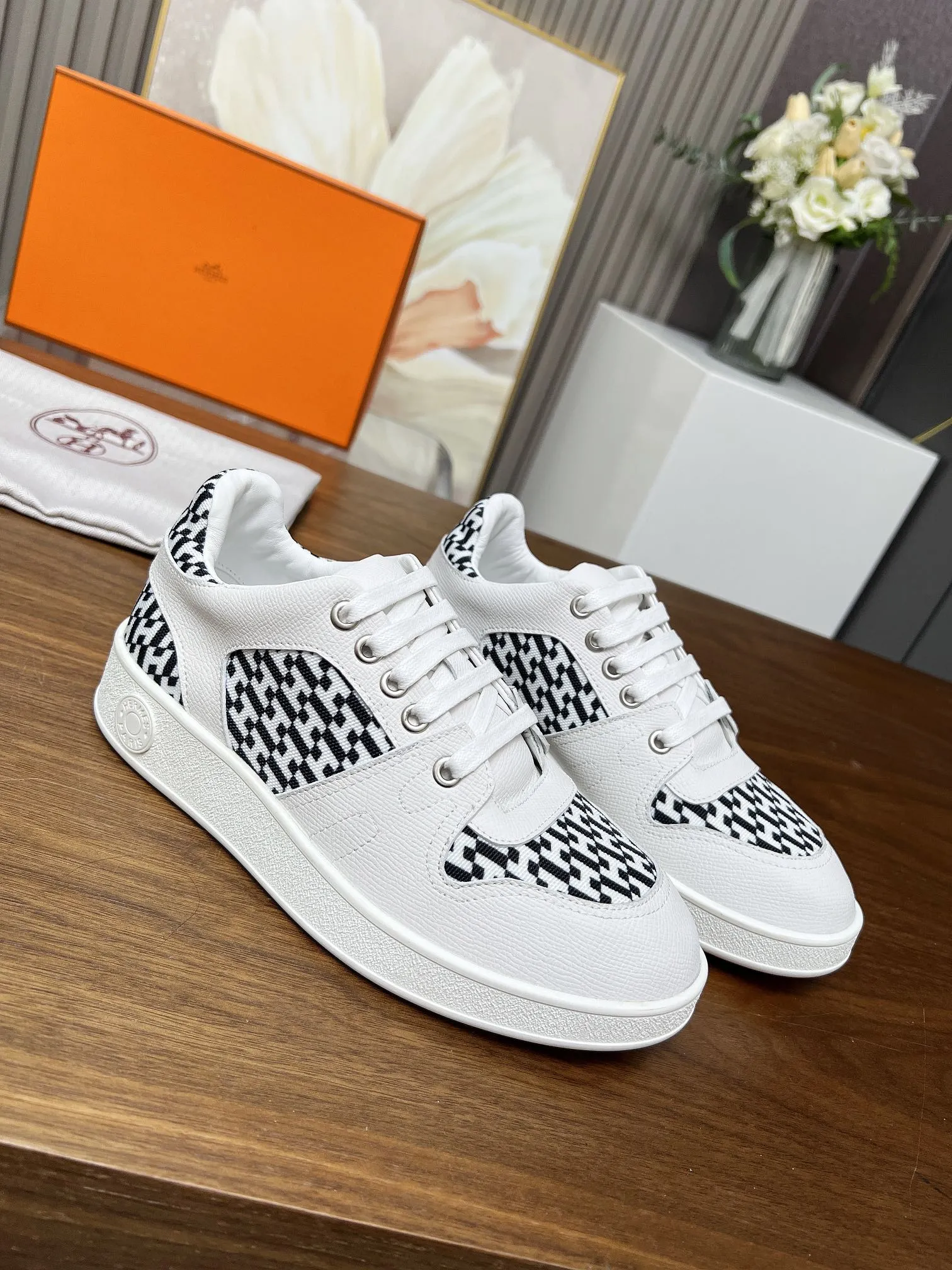 HERMES エルメス 白黒 系帯スニーカー - 画像 (4)