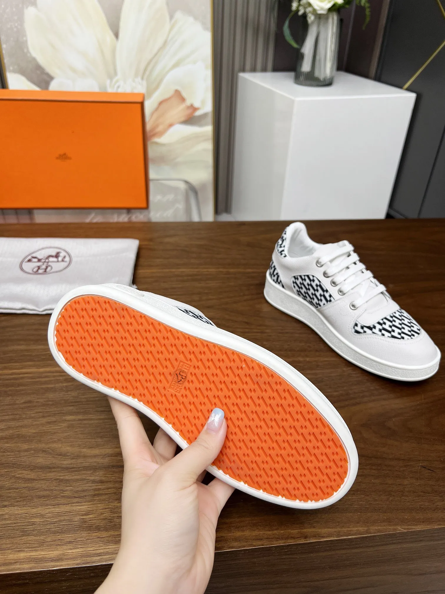 HERMES エルメス 白黒 系帯スニーカー - 画像 (5)