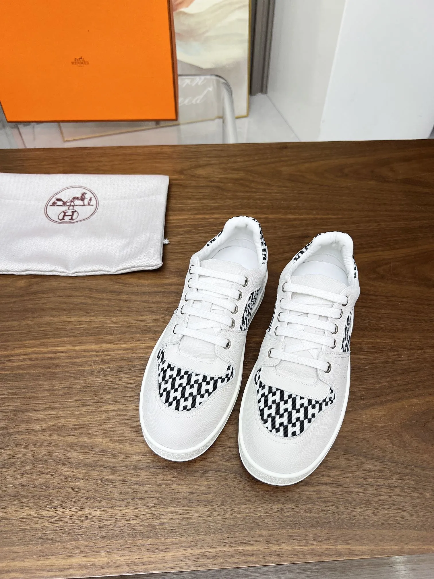 HERMES エルメス 白黒 系帯スニーカー - 画像 (7)