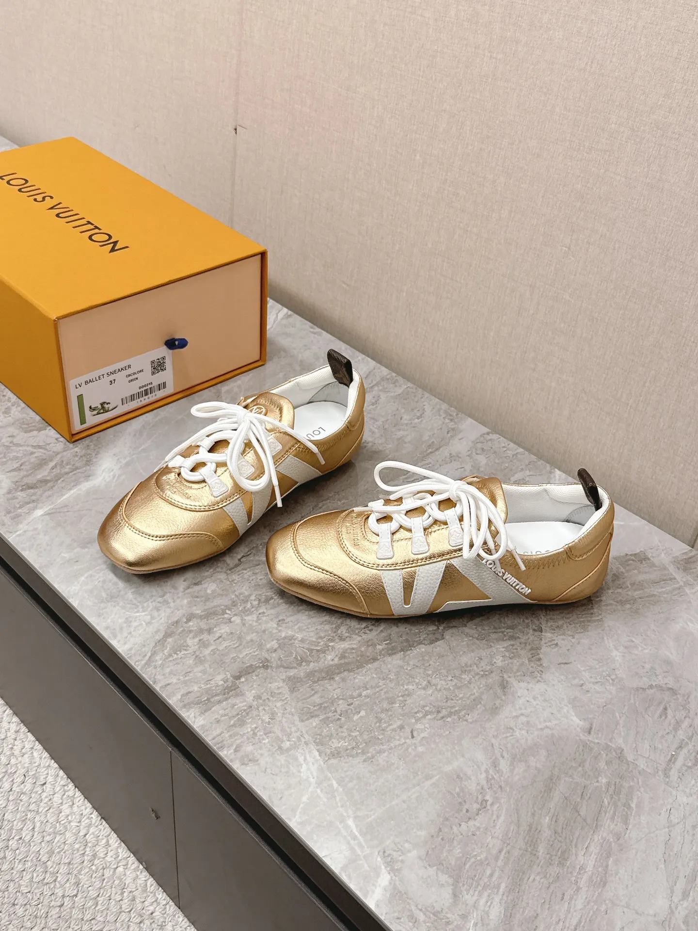 Louis Vuitton ゴールドスニーカー バレエスタイル - 画像 (3)