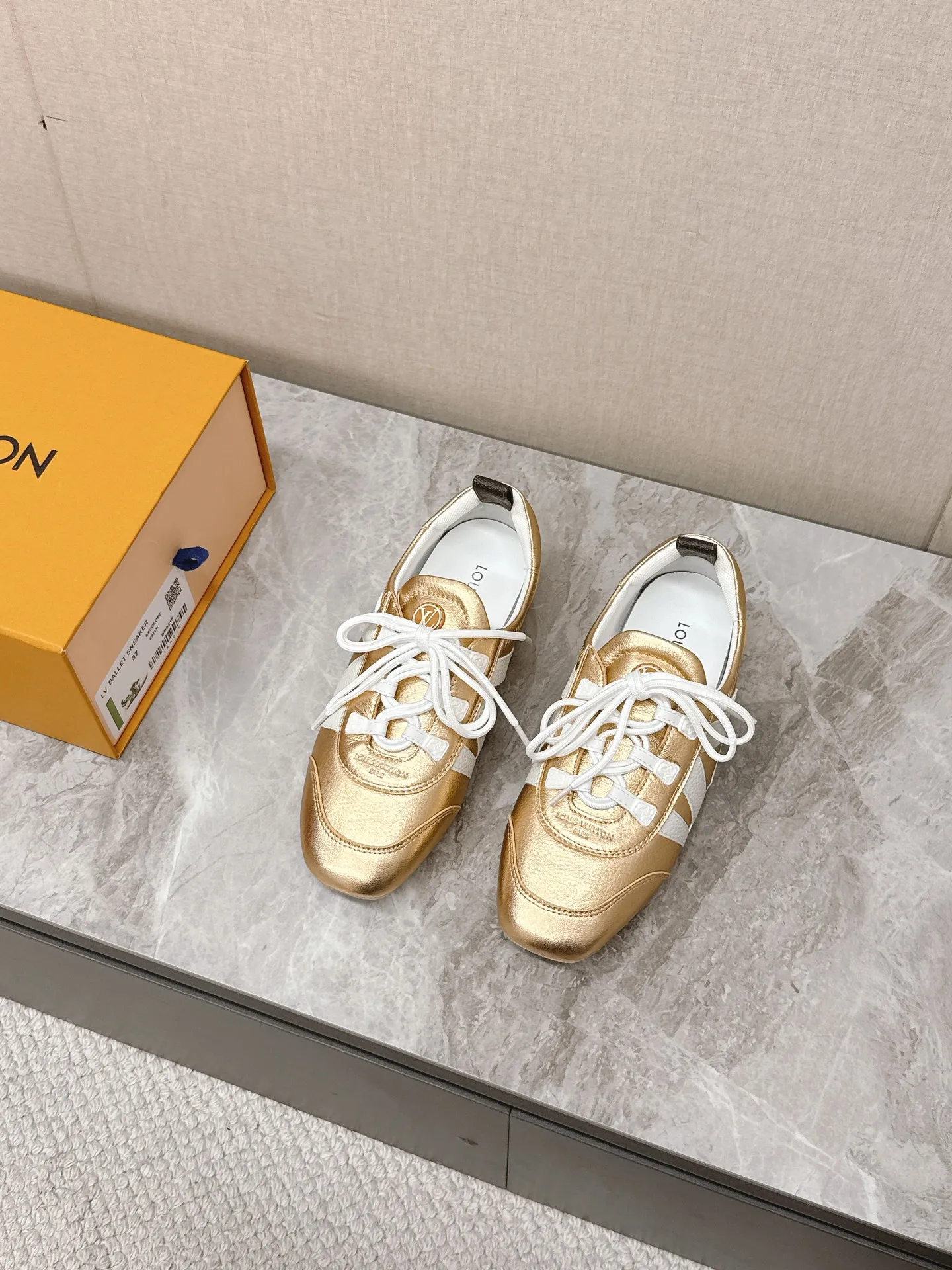 Louis Vuitton ゴールドスニーカー バレエスタイル - 画像 (4)