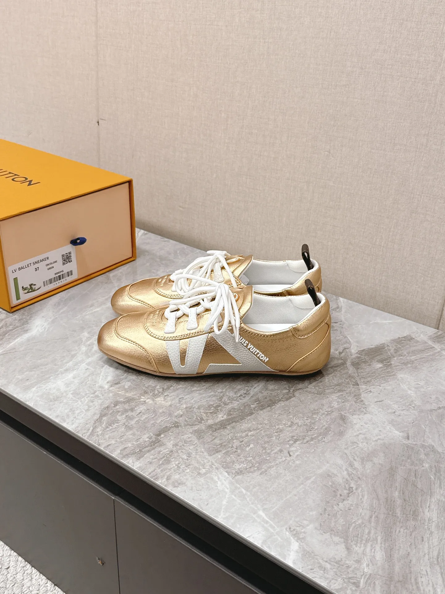 Louis Vuitton ゴールドスニーカー バレエスタイル - 画像 (5)