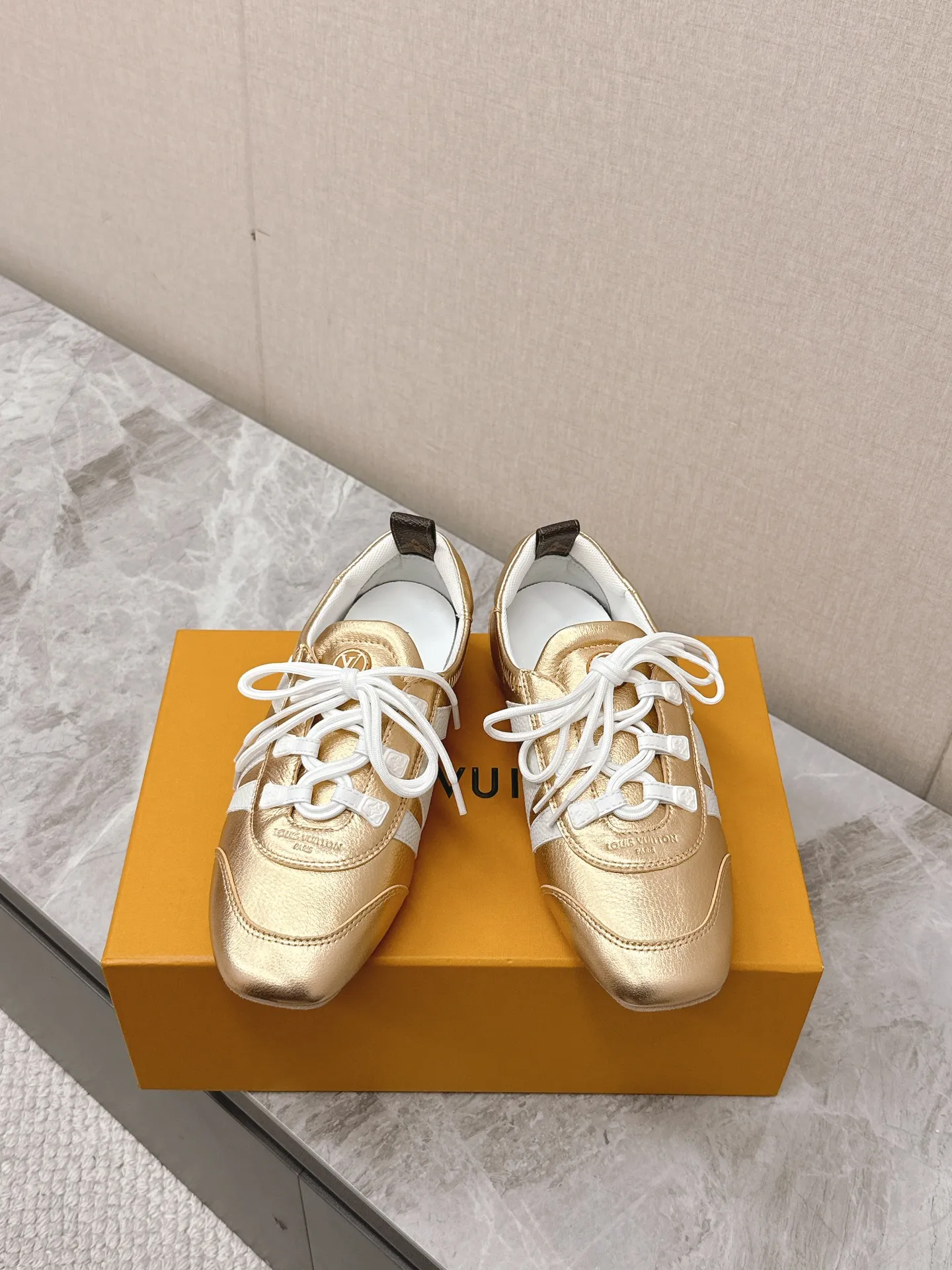 Louis Vuitton ゴールドスニーカー バレエスタイル - 画像 (6)