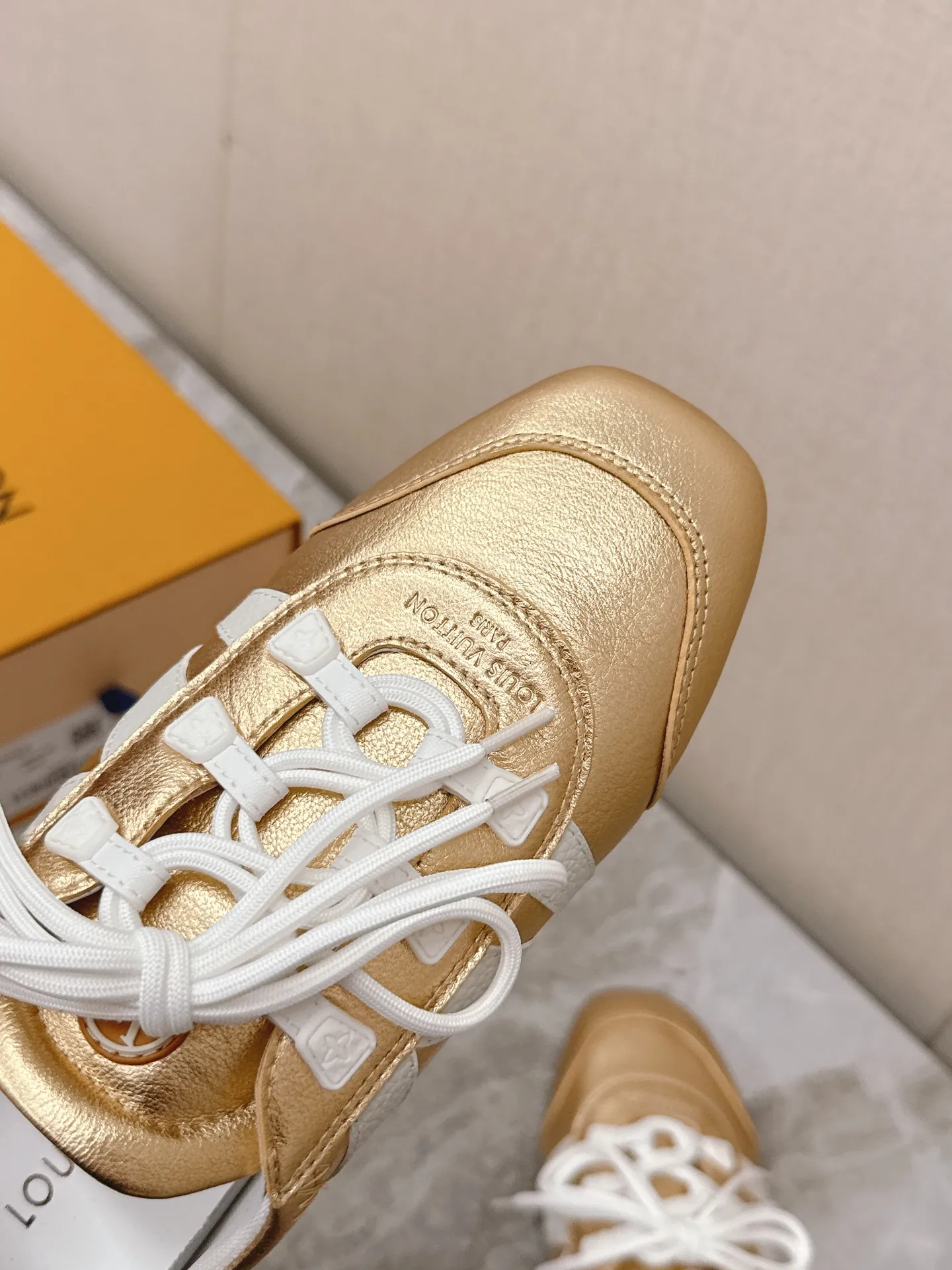 Louis Vuitton ゴールドスニーカー バレエスタイル - 画像 (7)