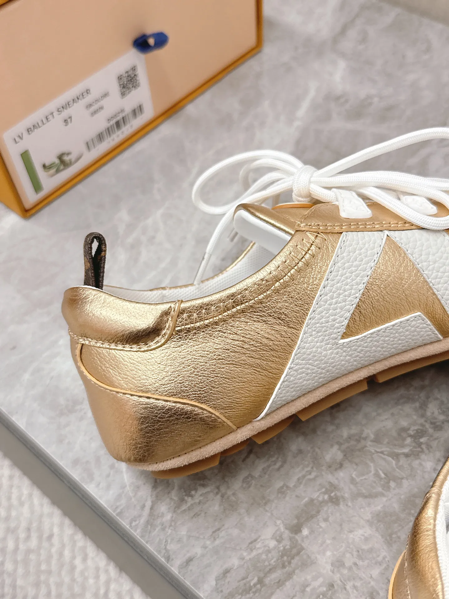 Louis Vuitton ゴールドスニーカー バレエスタイル - 画像 (9)