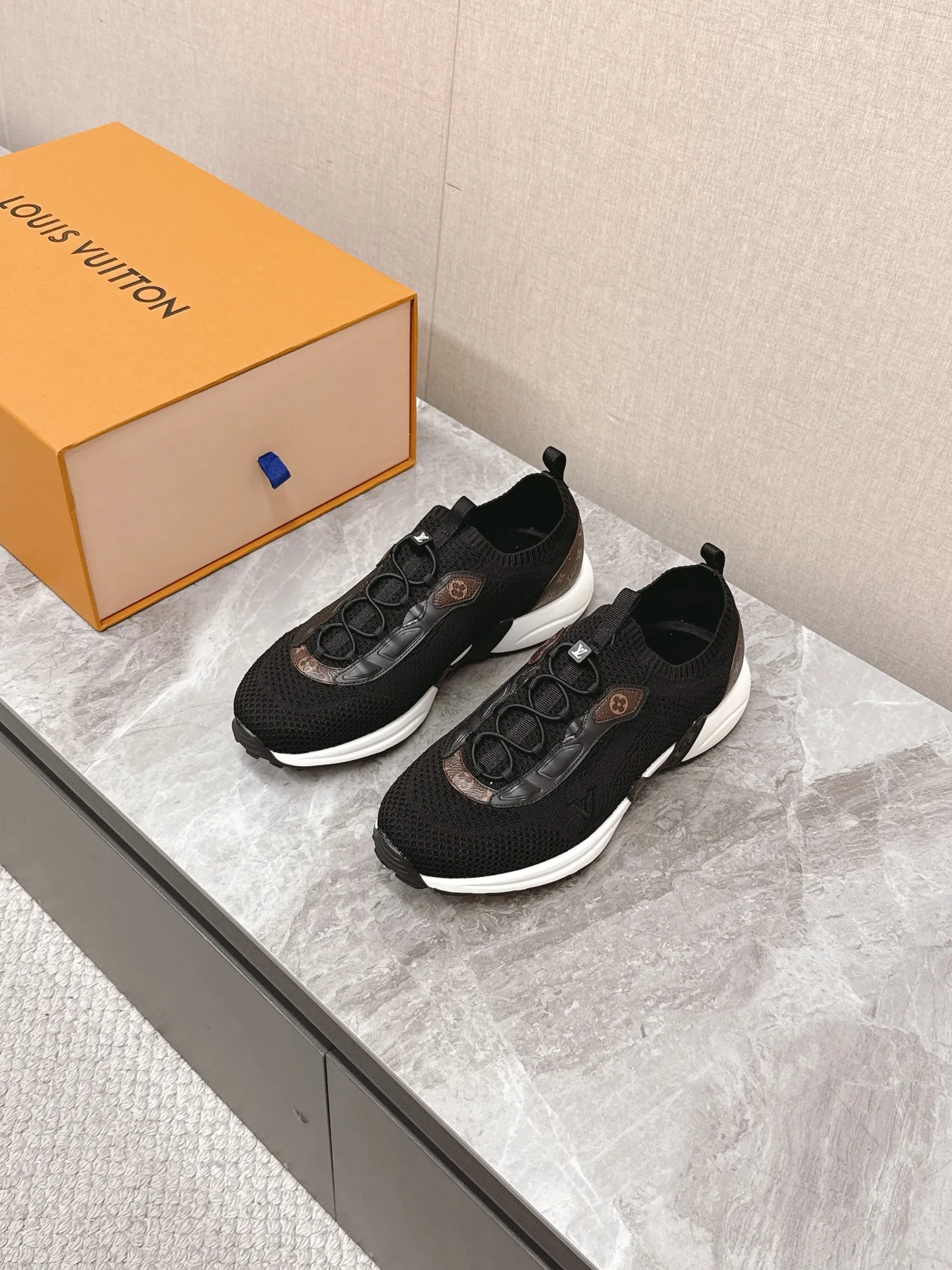 LOUIS VUITTON L Olympia ブラック スニーカー