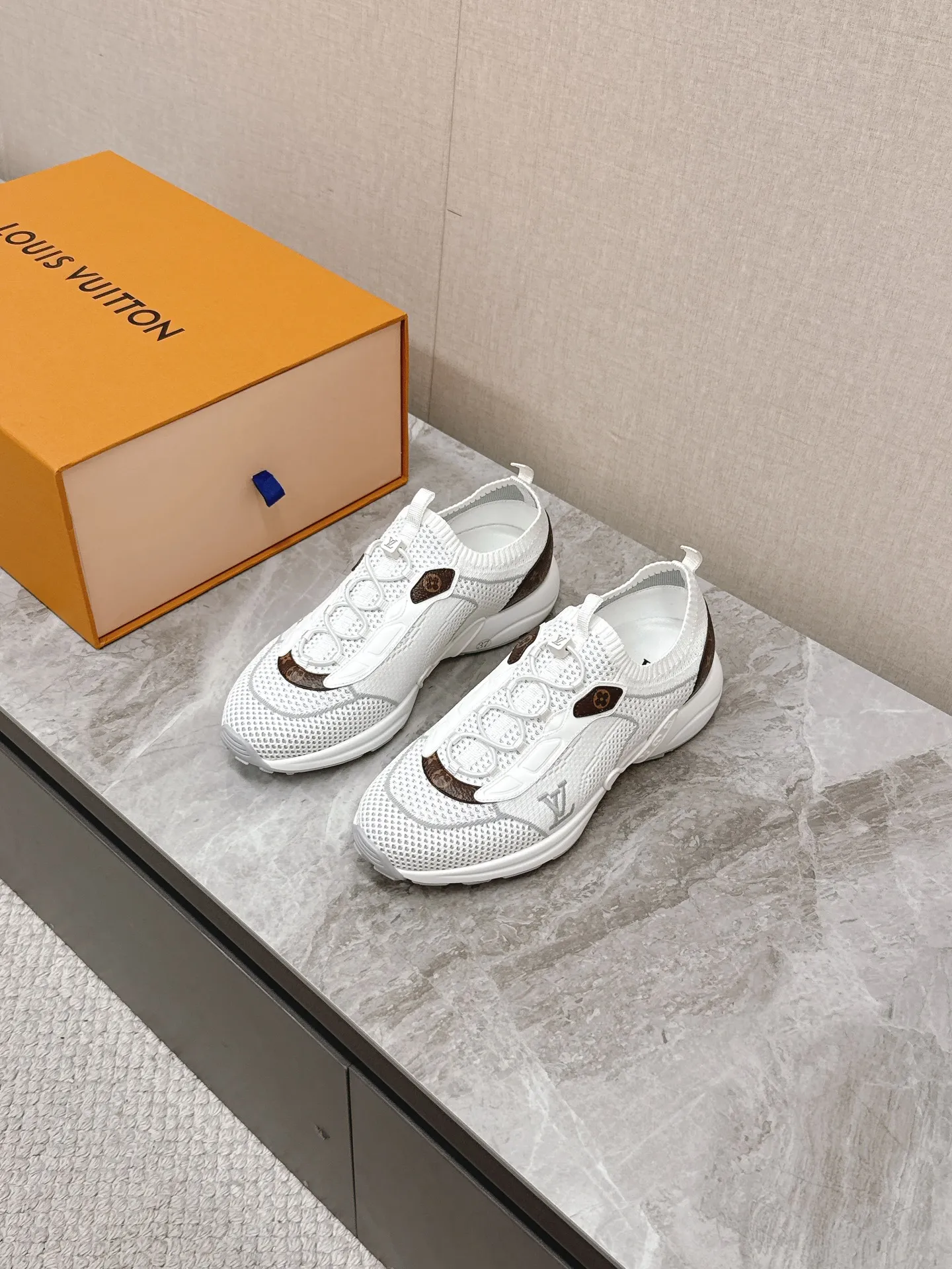 LOUIS VUITTON 白 L Olympia スニーカー - 画像 (3)