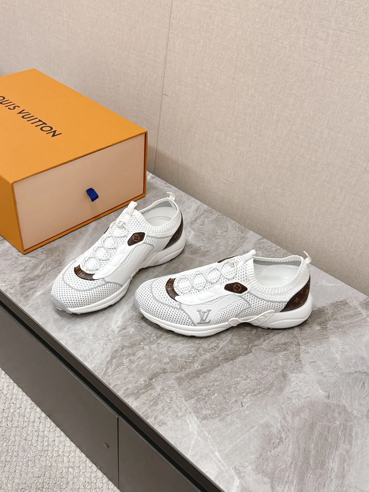 LOUIS VUITTON 白 L Olympia スニーカー - 画像 (4)