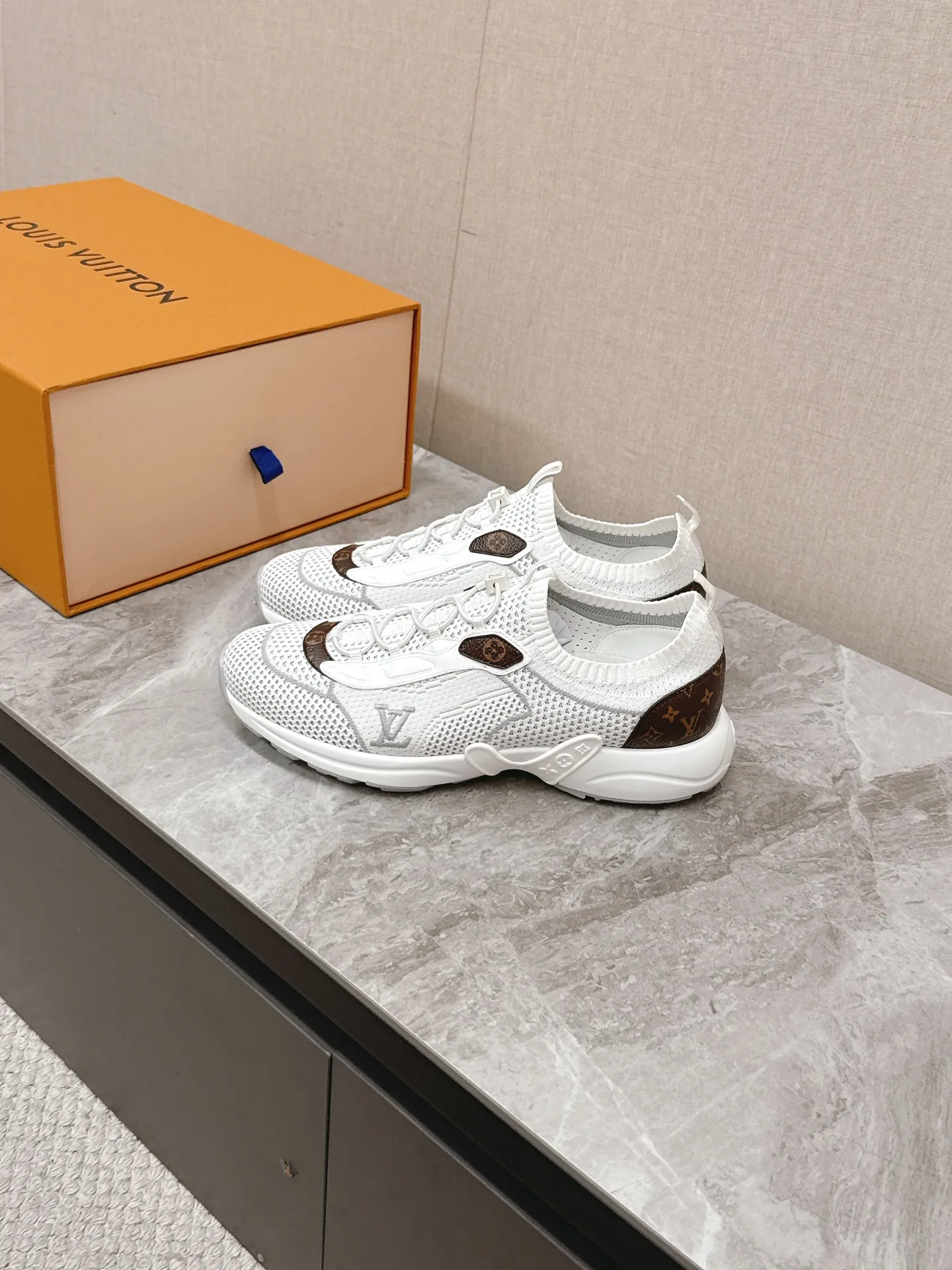 LOUIS VUITTON 白 L Olympia スニーカー