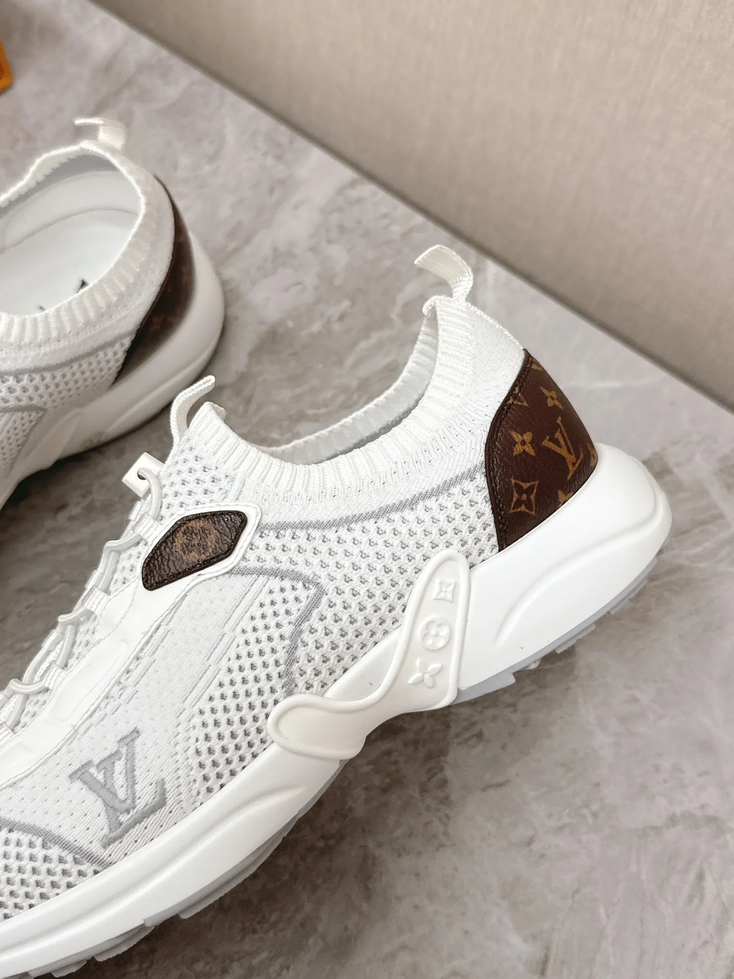 LOUIS VUITTON 白 L Olympia スニーカー - 画像 (8)