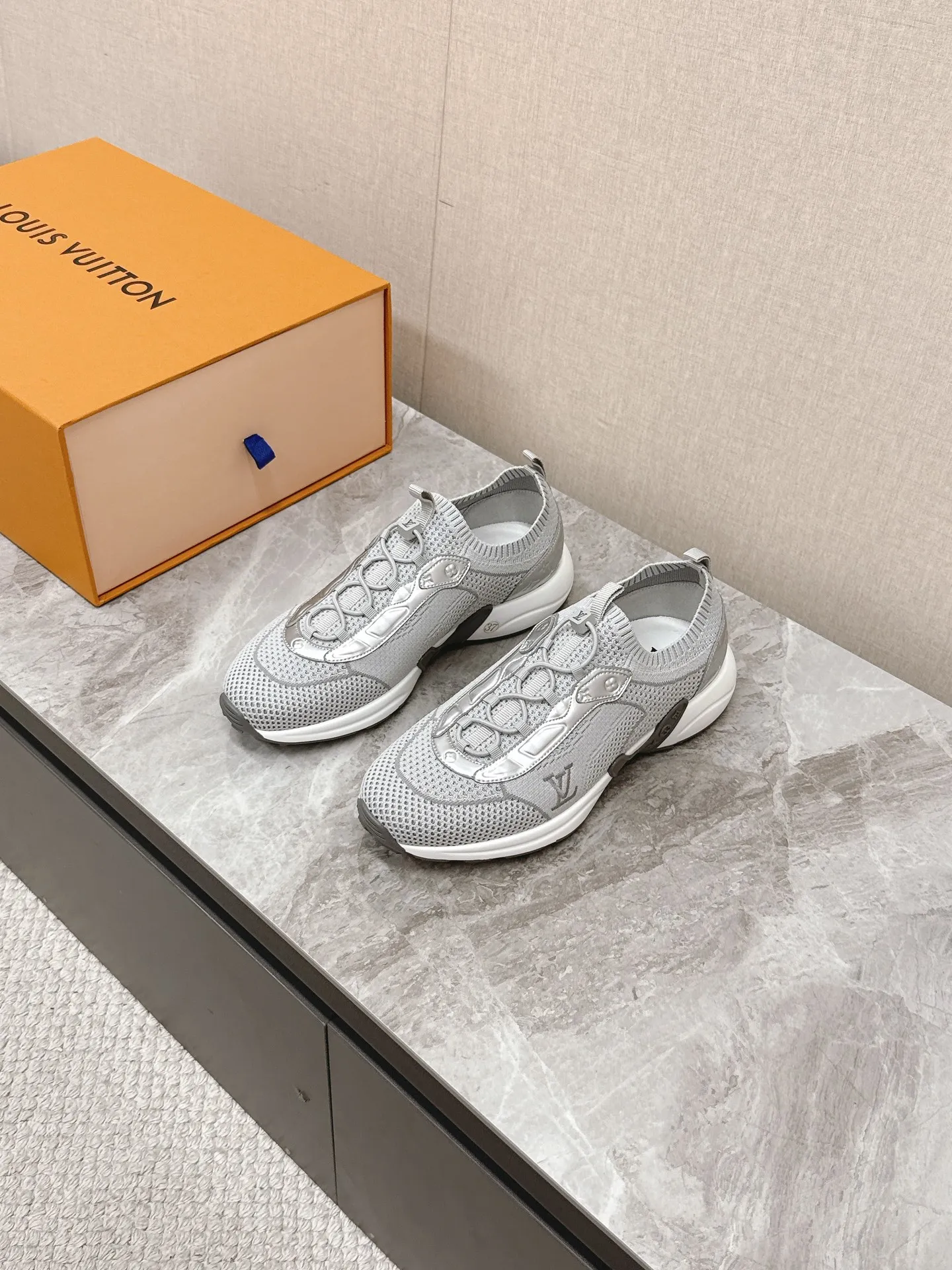ルイヴィトン シルバー L Olympia スニーカー