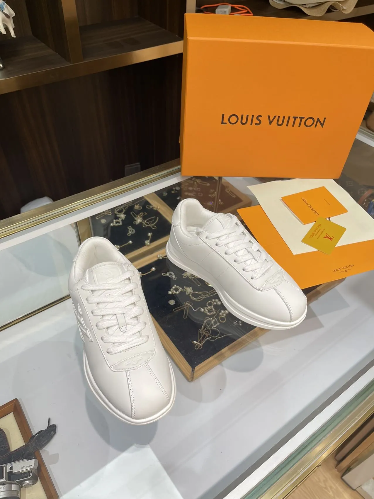 Louis Vuitton 2025SS ホワイト レザースニーカー - 画像 (3)