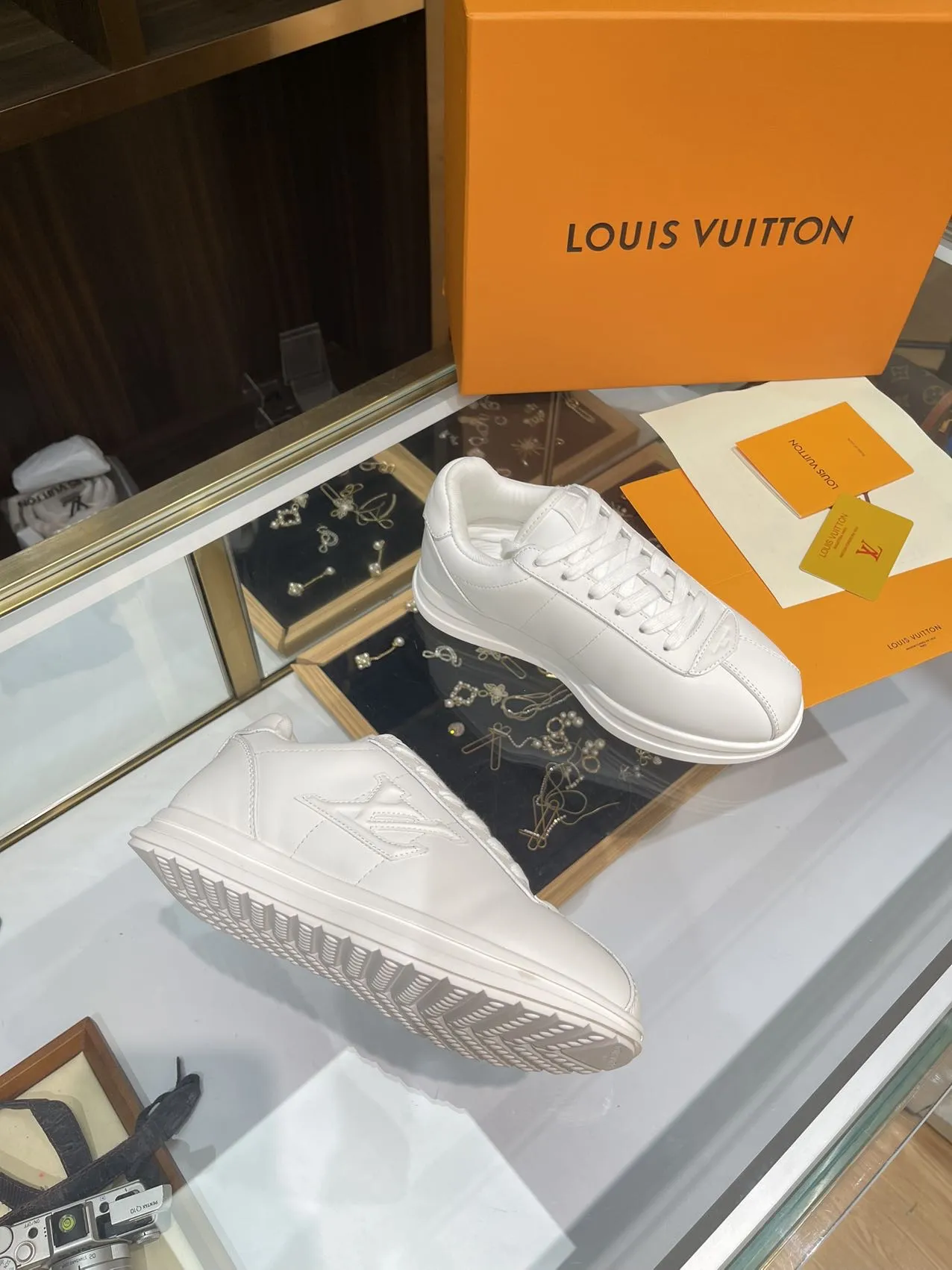 Louis Vuitton 2025SS ホワイト レザースニーカー - 画像 (4)