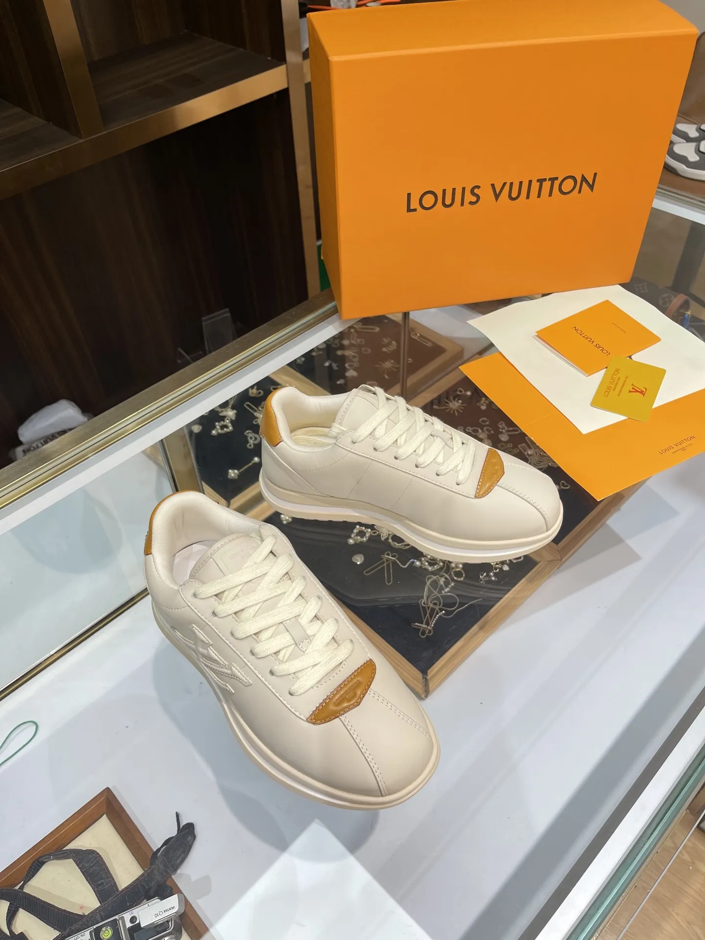 LOUIS VUITTON 2025秋冬新款 ホワイト面包休闲鞋 - 画像 (3)