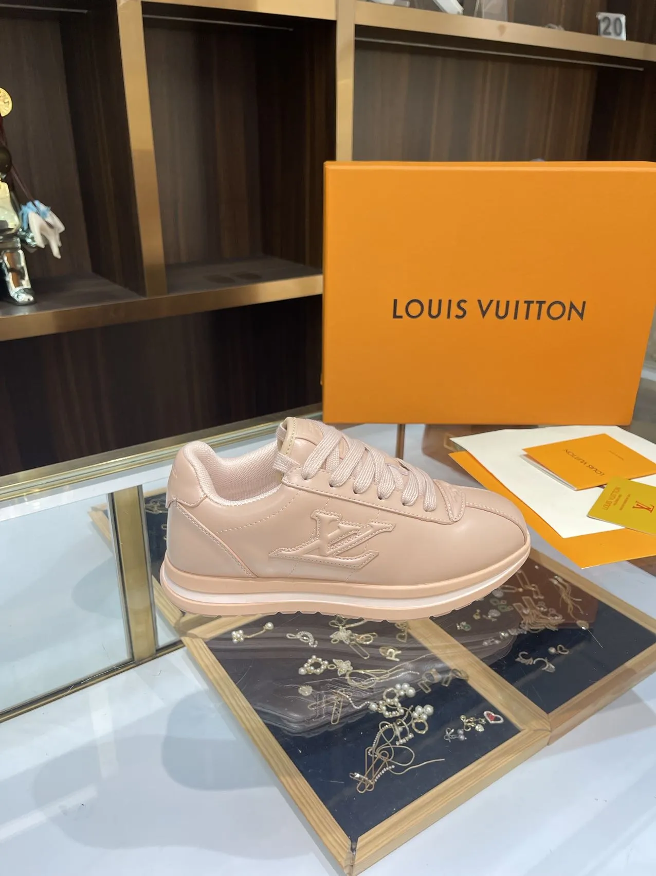 ルイヴィトン ピンク レザースニーカー 2025SS