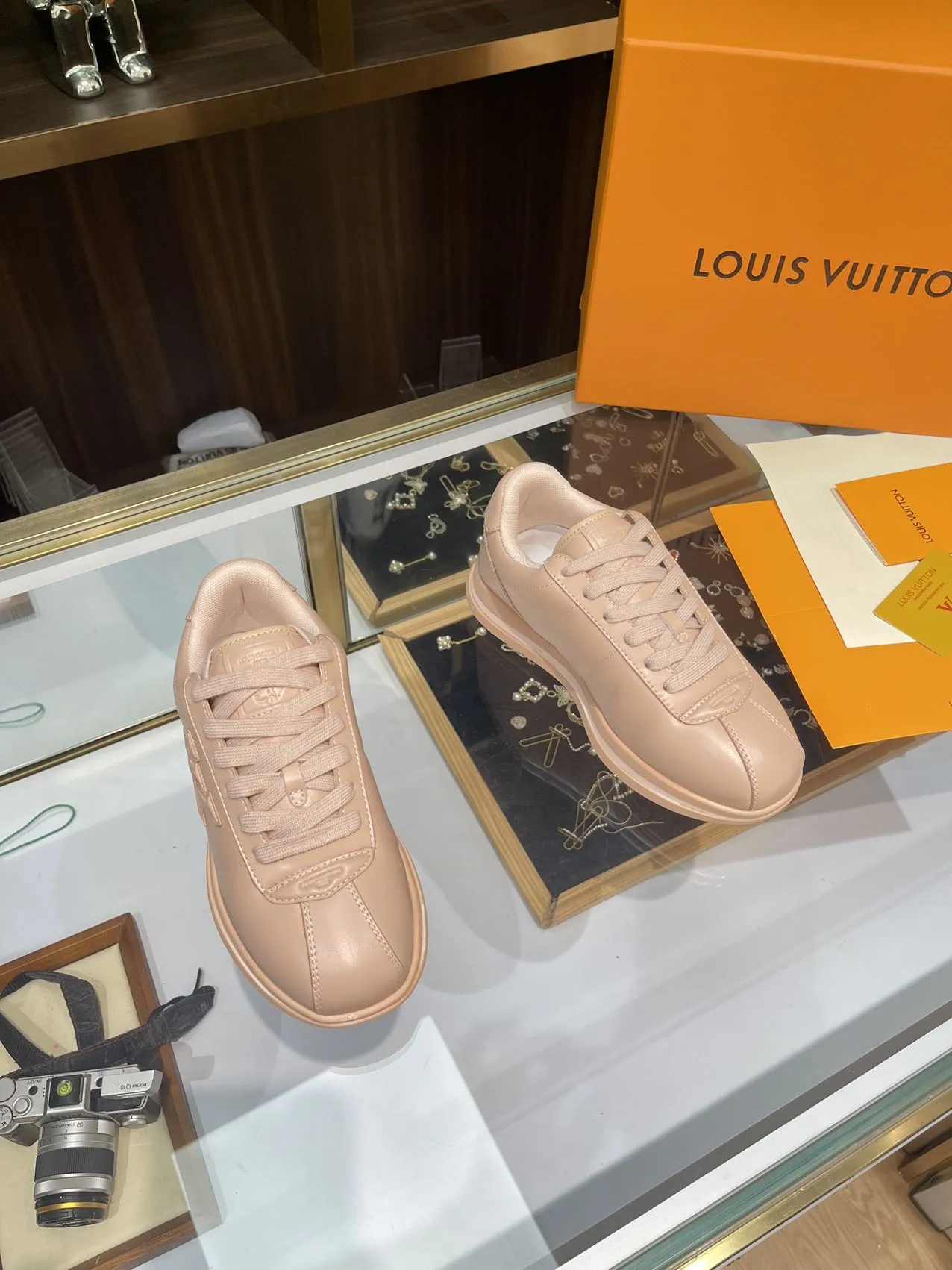 ルイヴィトン ピンク レザースニーカー 2025SS - 画像 (3)