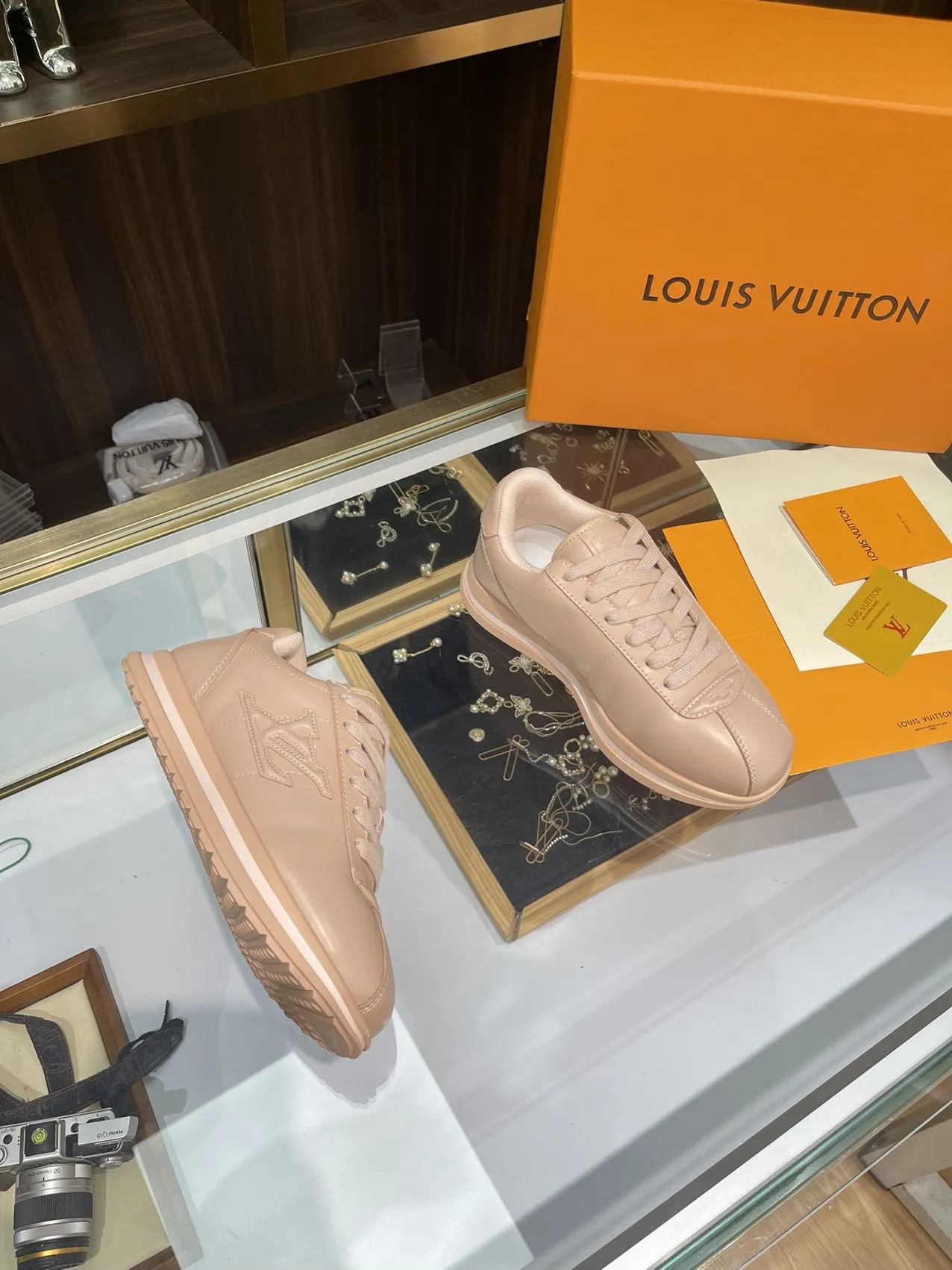 ルイヴィトン ピンク レザースニーカー 2025SS - 画像 (4)