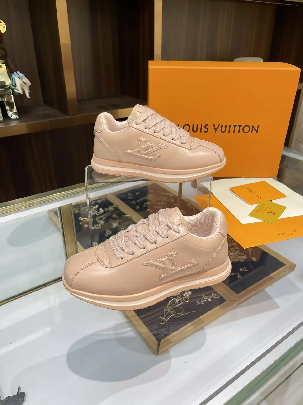 ルイヴィトン ピンク レザースニーカー 2025SS - 画像 (6)