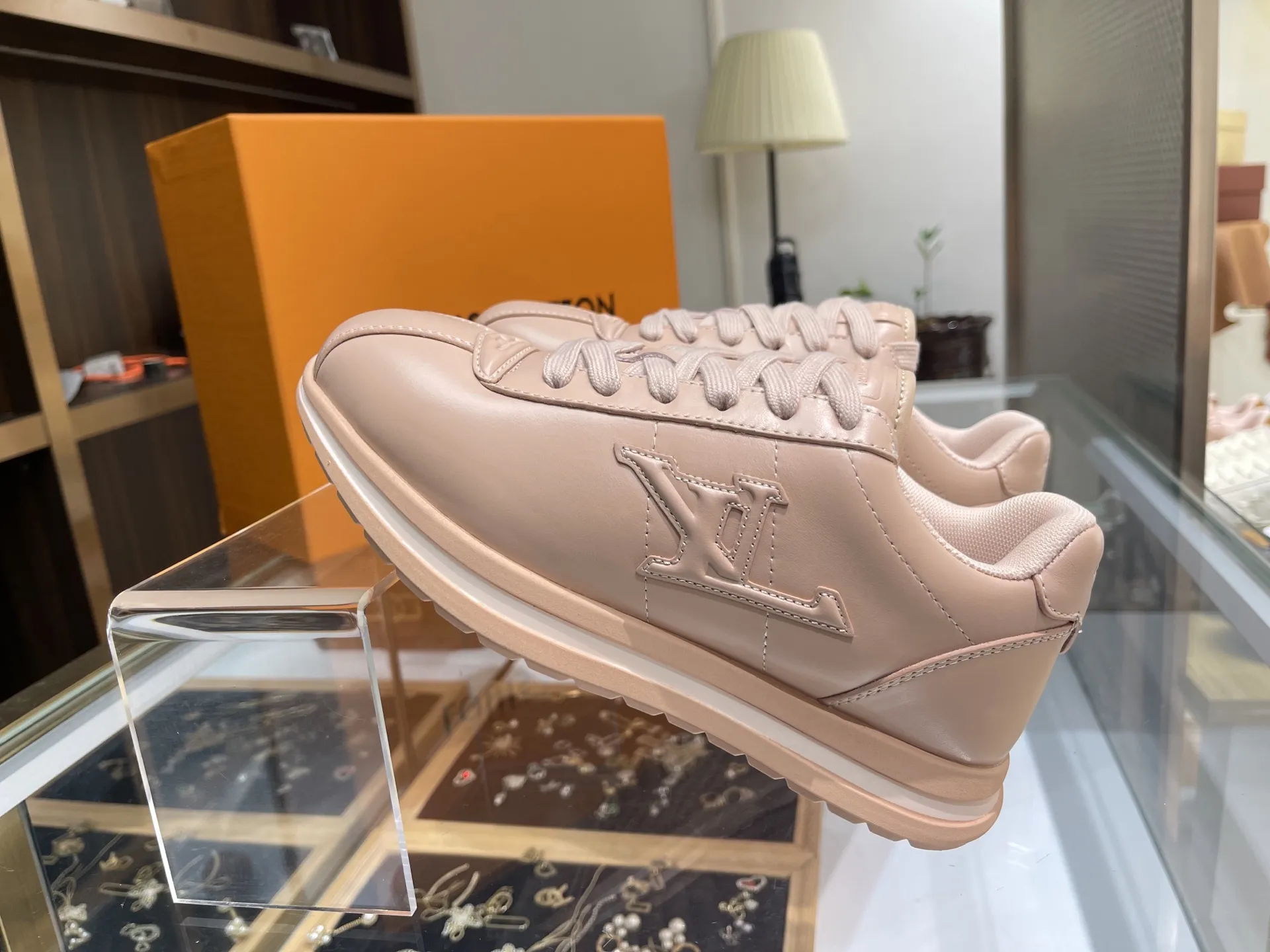 ルイヴィトン ピンク レザースニーカー 2025SS - 画像 (7)