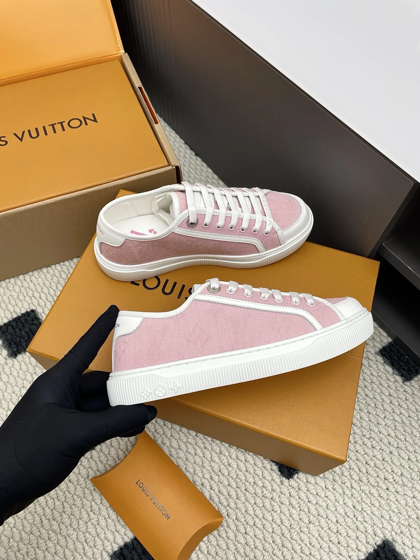ルイヴィトン Lagoon ピンク厚底スニーカー