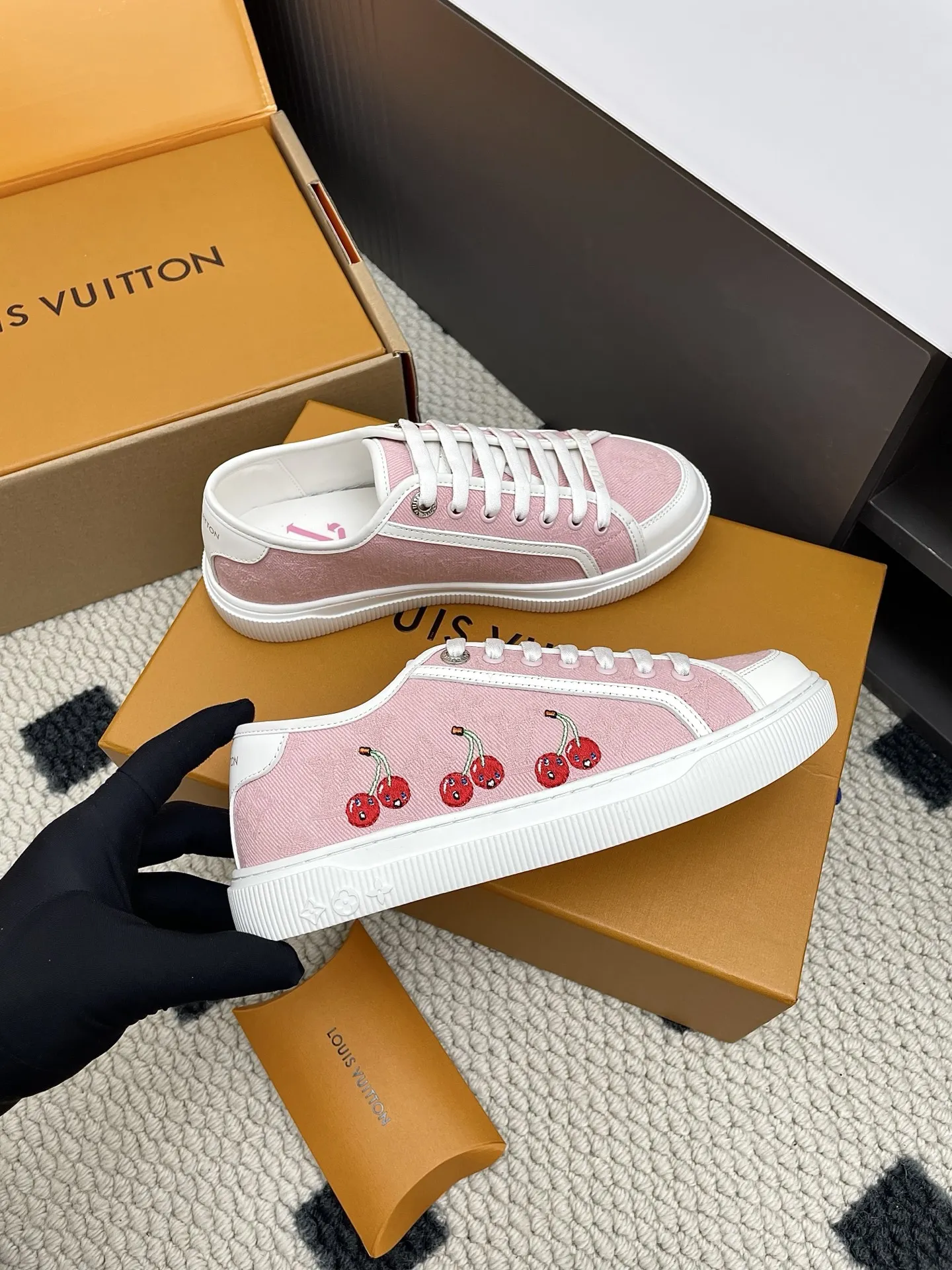 ルイヴィトン ピンク チェリーデザイン スニーカー