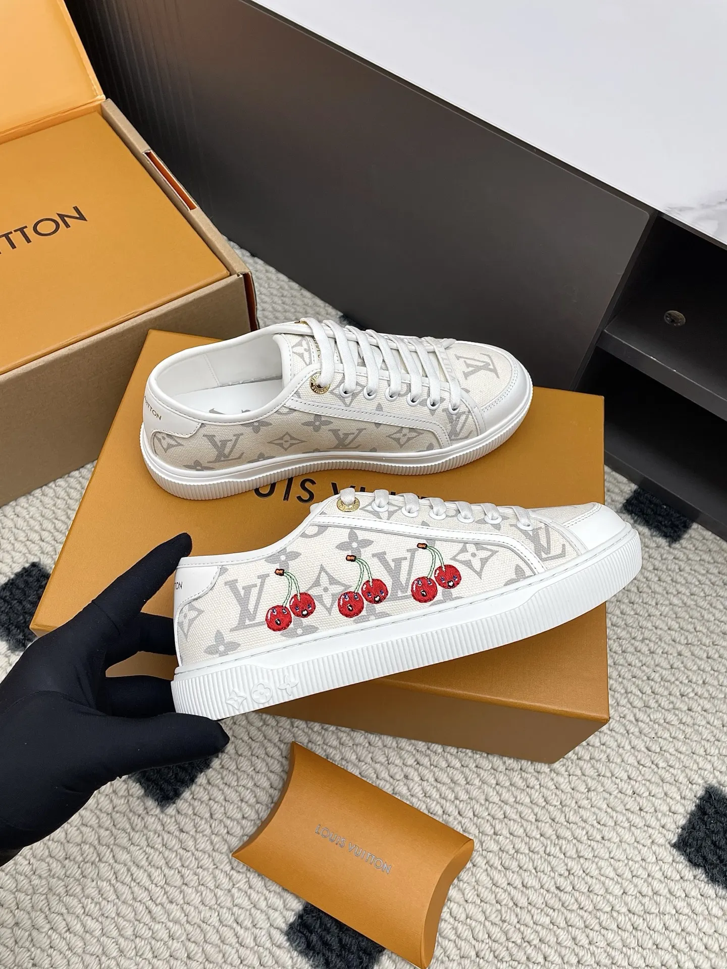 ルイヴィトン Lagoonシリーズ ホワイト刺繍スニーカー