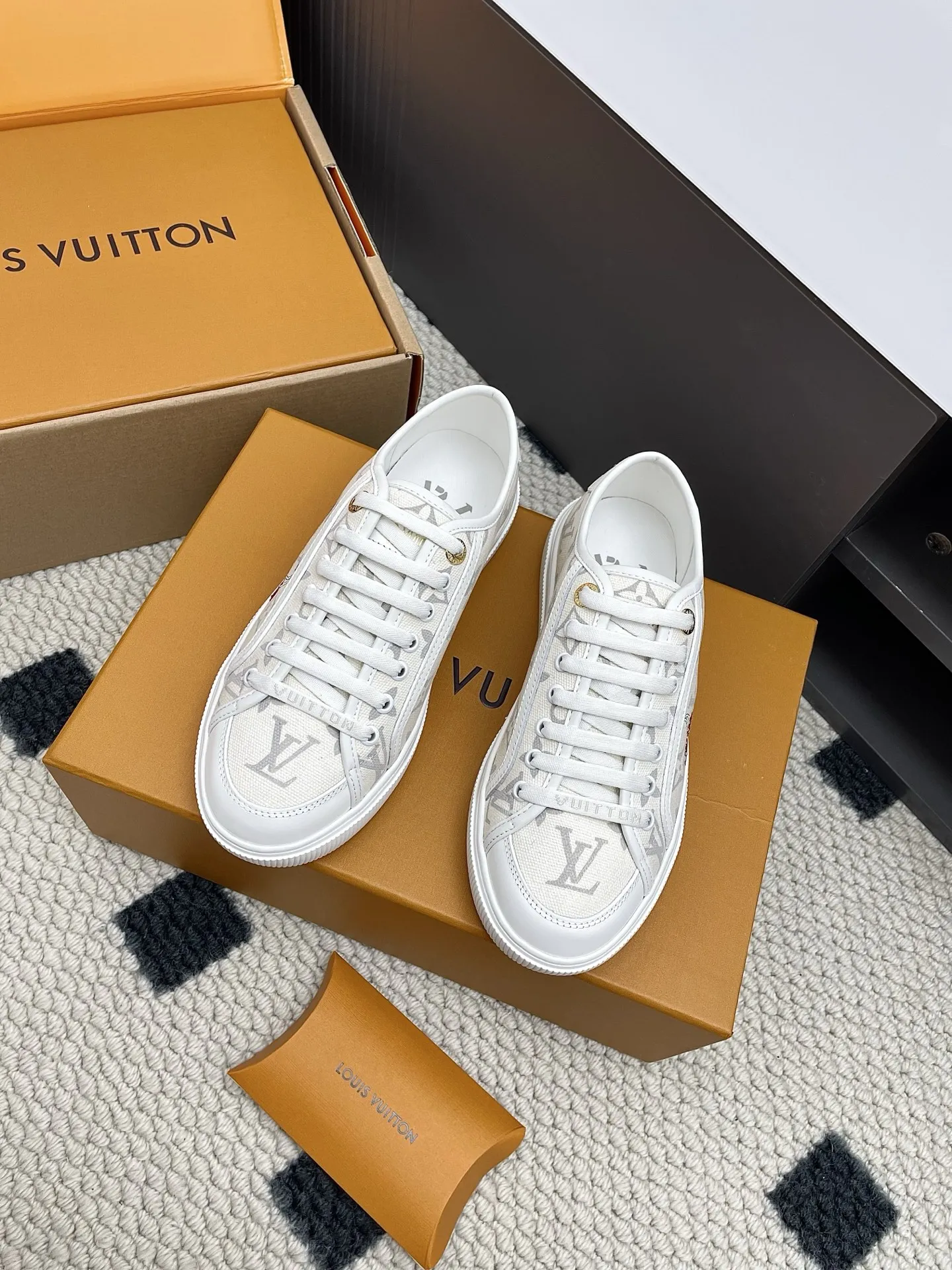 ルイヴィトン Lagoonシリーズ ホワイト刺繍スニーカー - 画像 (3)