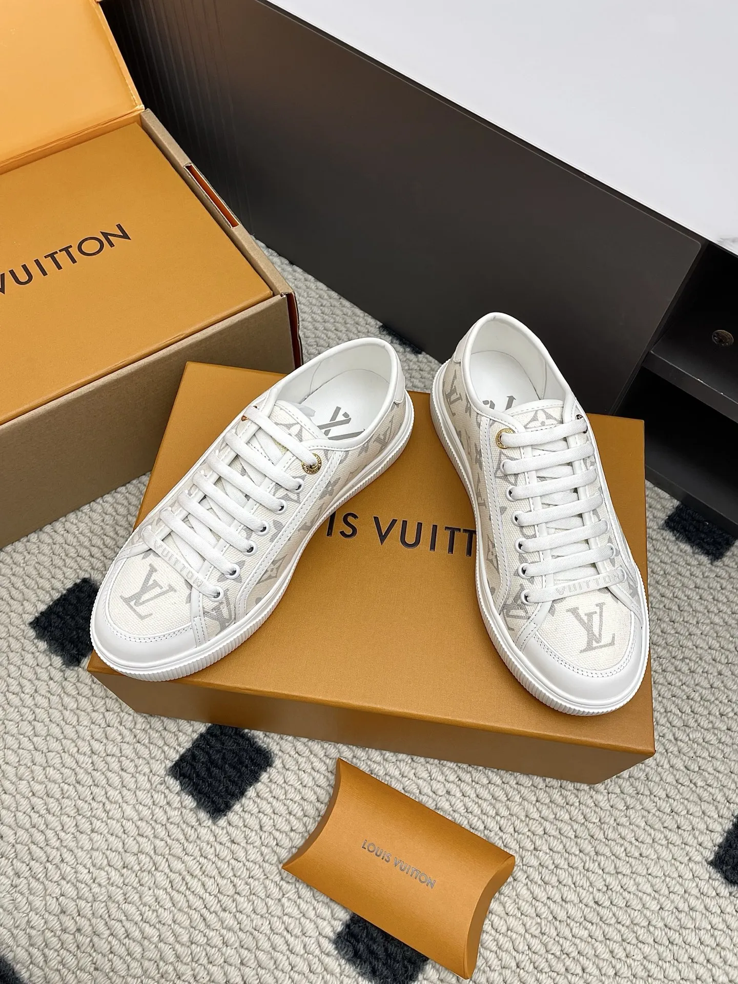 ルイヴィトン Lagoonシリーズ ホワイト刺繍スニーカー - 画像 (4)