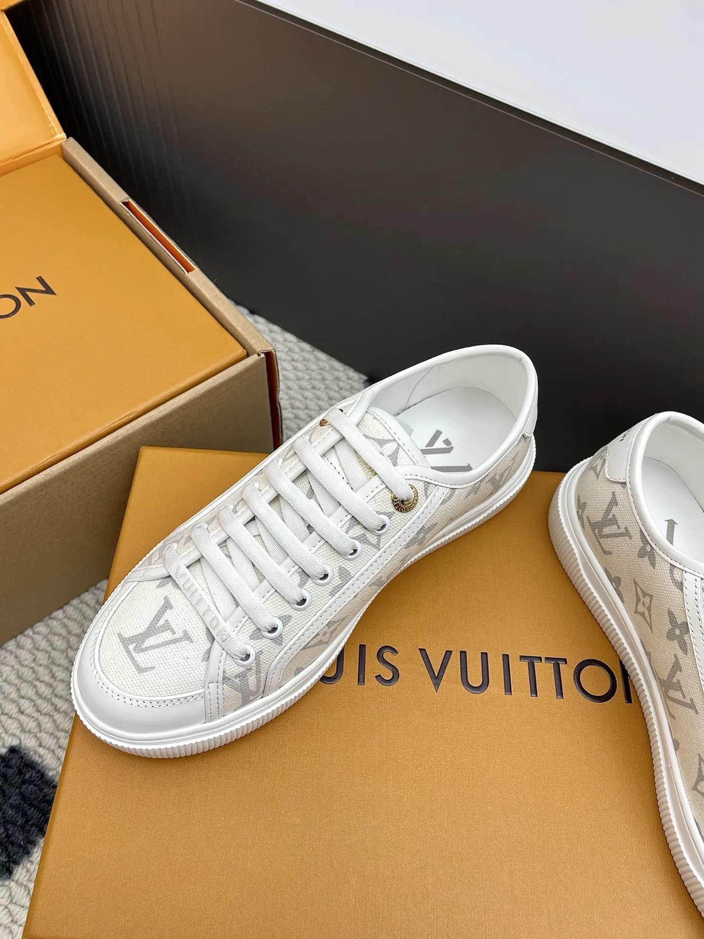 ルイヴィトン Lagoonシリーズ ホワイト刺繍スニーカー - 画像 (5)