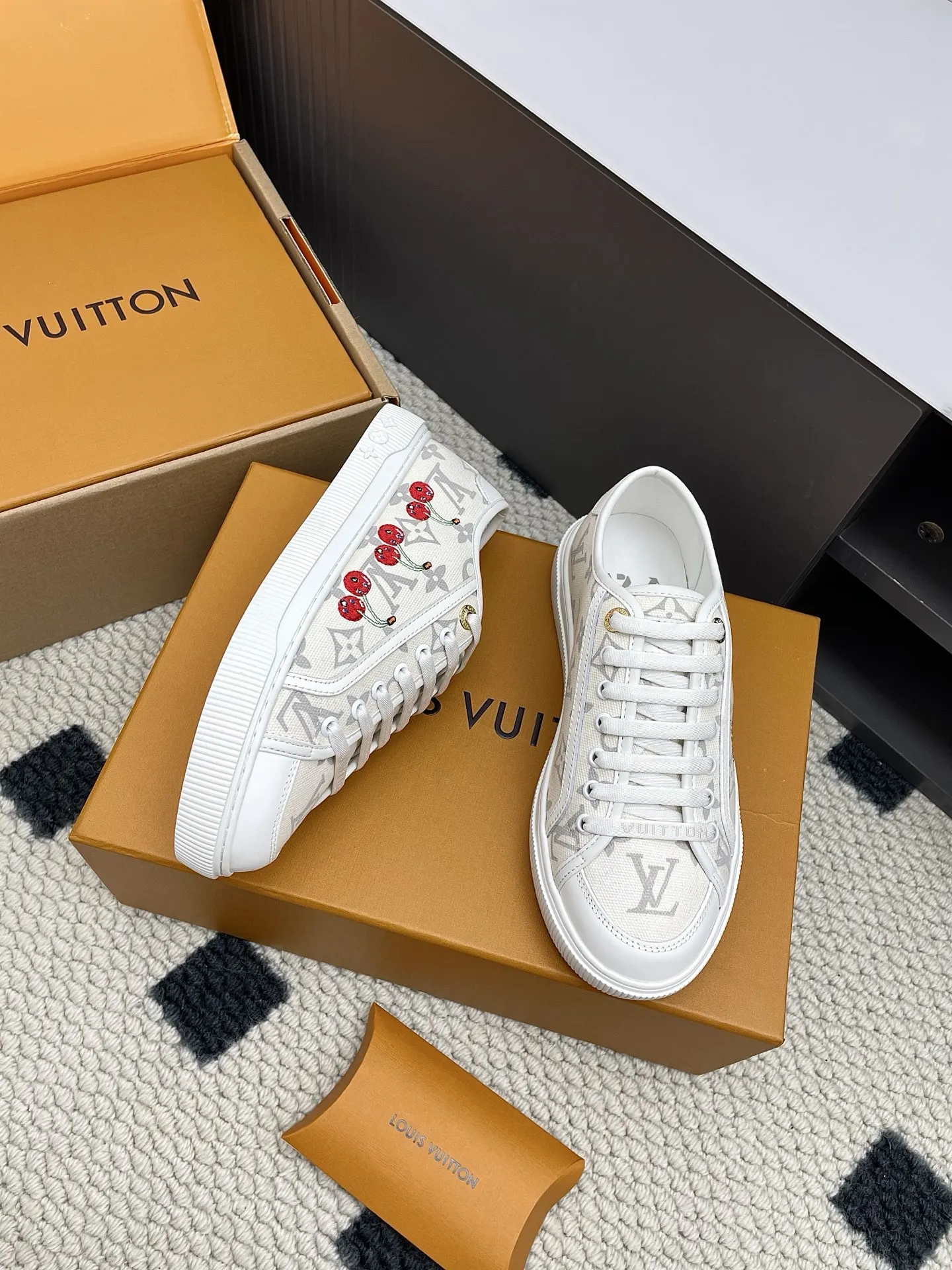 ルイヴィトン Lagoonシリーズ ホワイト刺繍スニーカー - 画像 (6)