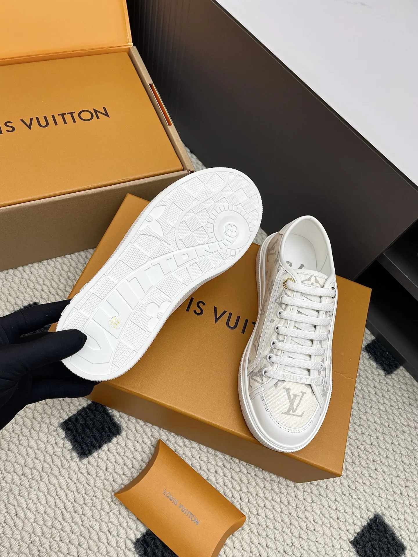 ルイヴィトン Lagoonシリーズ ホワイト刺繍スニーカー - 画像 (7)