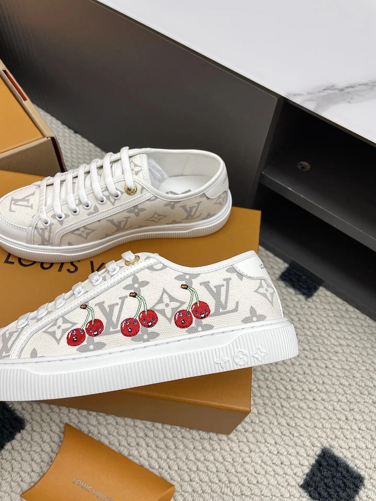 ルイヴィトン Lagoonシリーズ ホワイト刺繍スニーカー - 画像 (8)