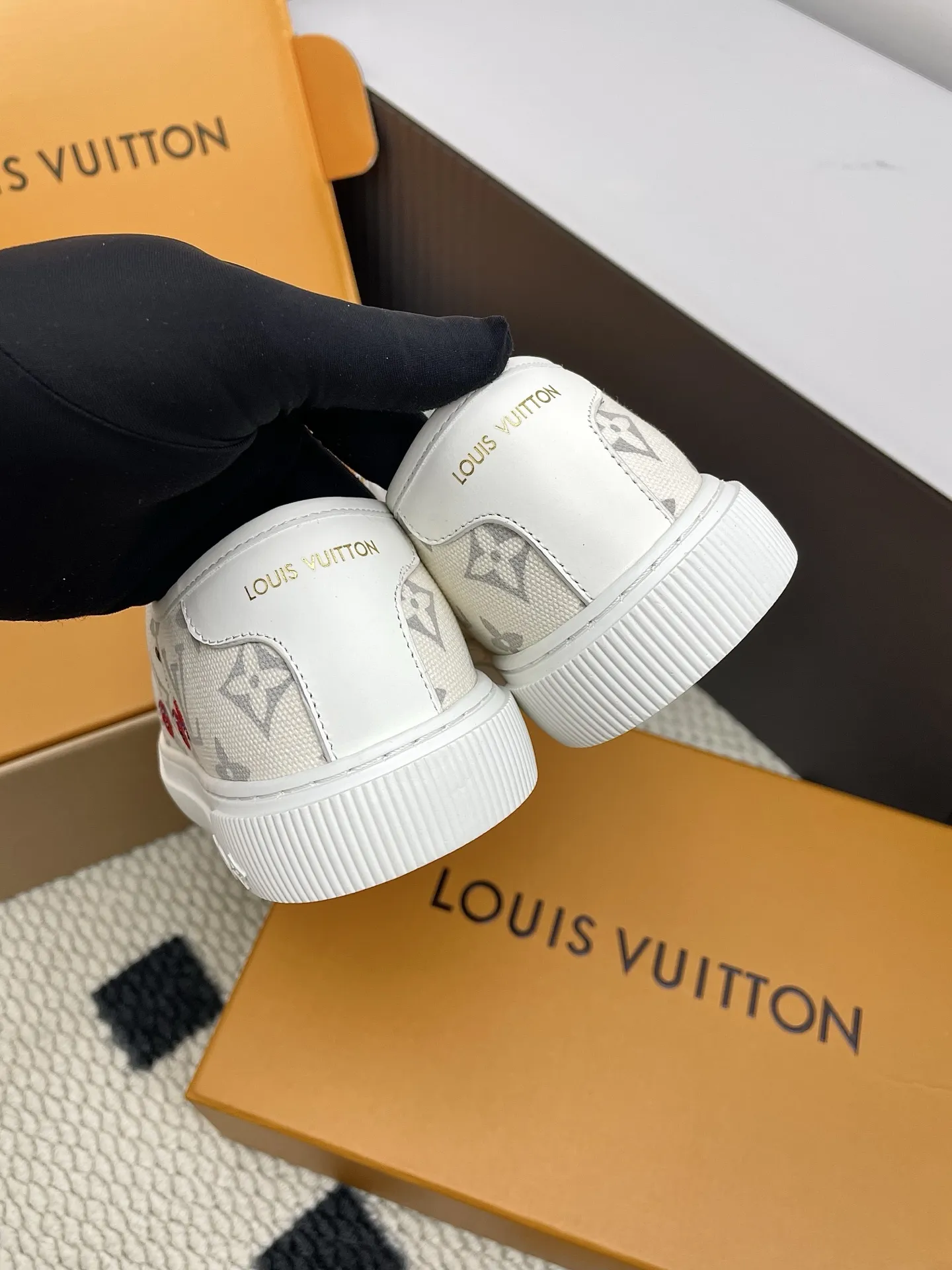 ルイヴィトン Lagoonシリーズ ホワイト刺繍スニーカー - 画像 (11)