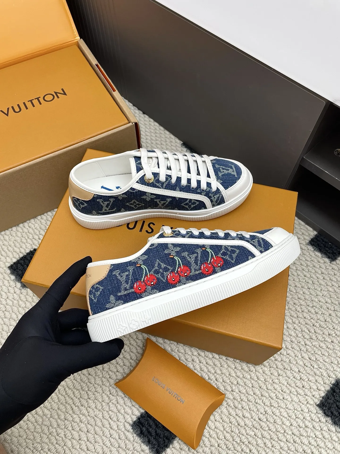 ルイヴィトン Lagoon ブルー刺繍スニーカー