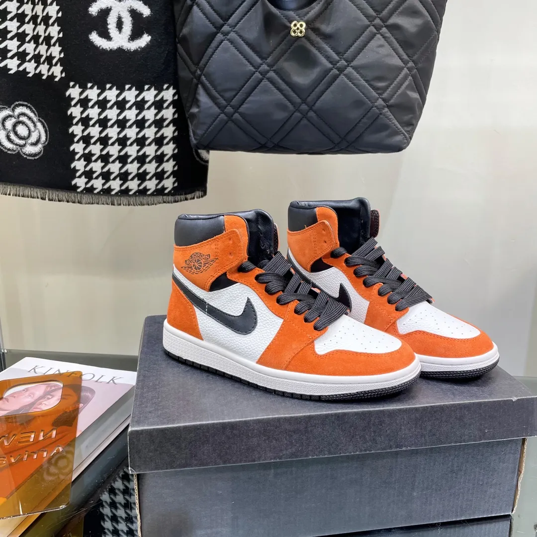 Nike WMNS Air Jordan 1 Mid Light Bone オレンジ中帮