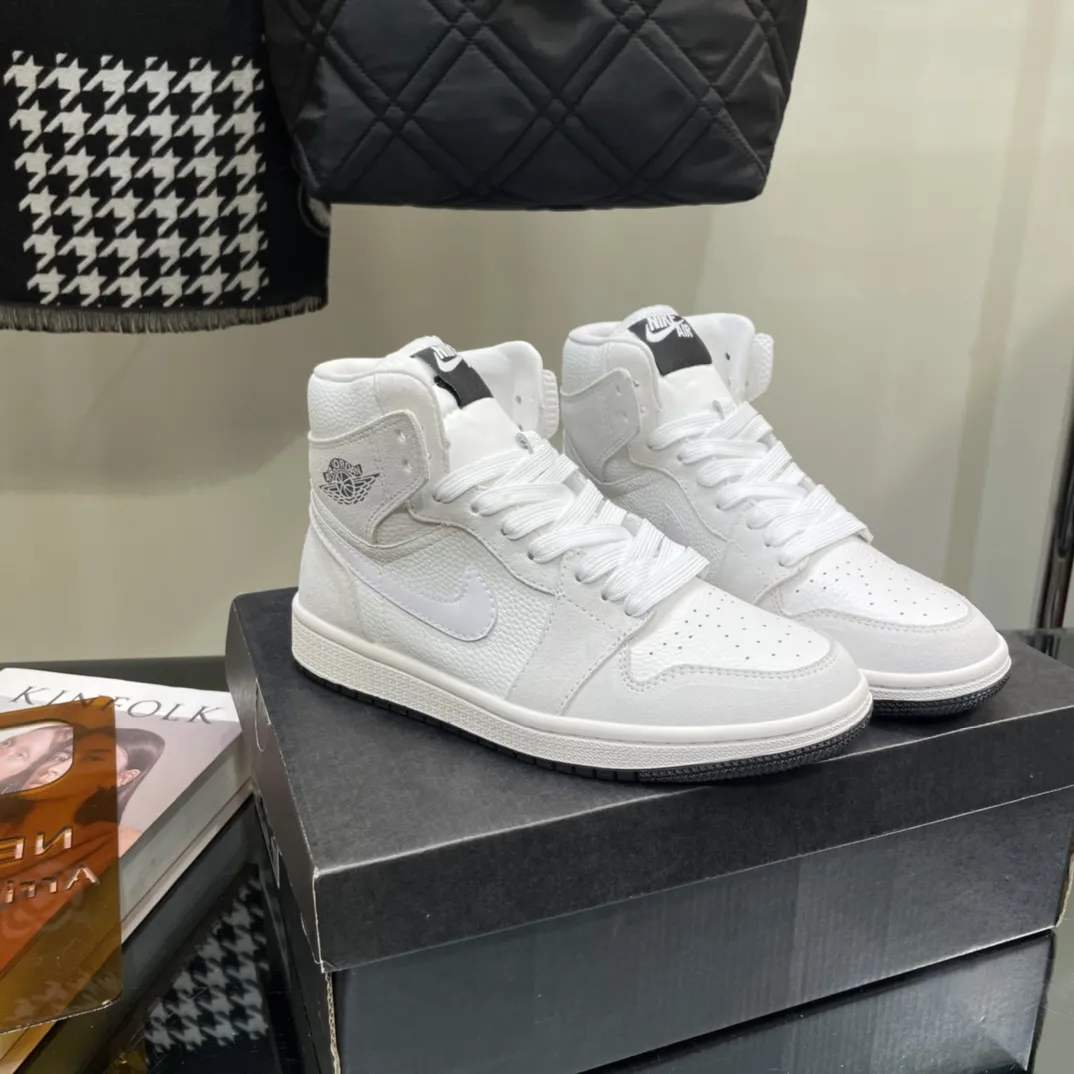 Nike WMNS Air Jordan 1 Mid Light Bone ホワイト中帮
