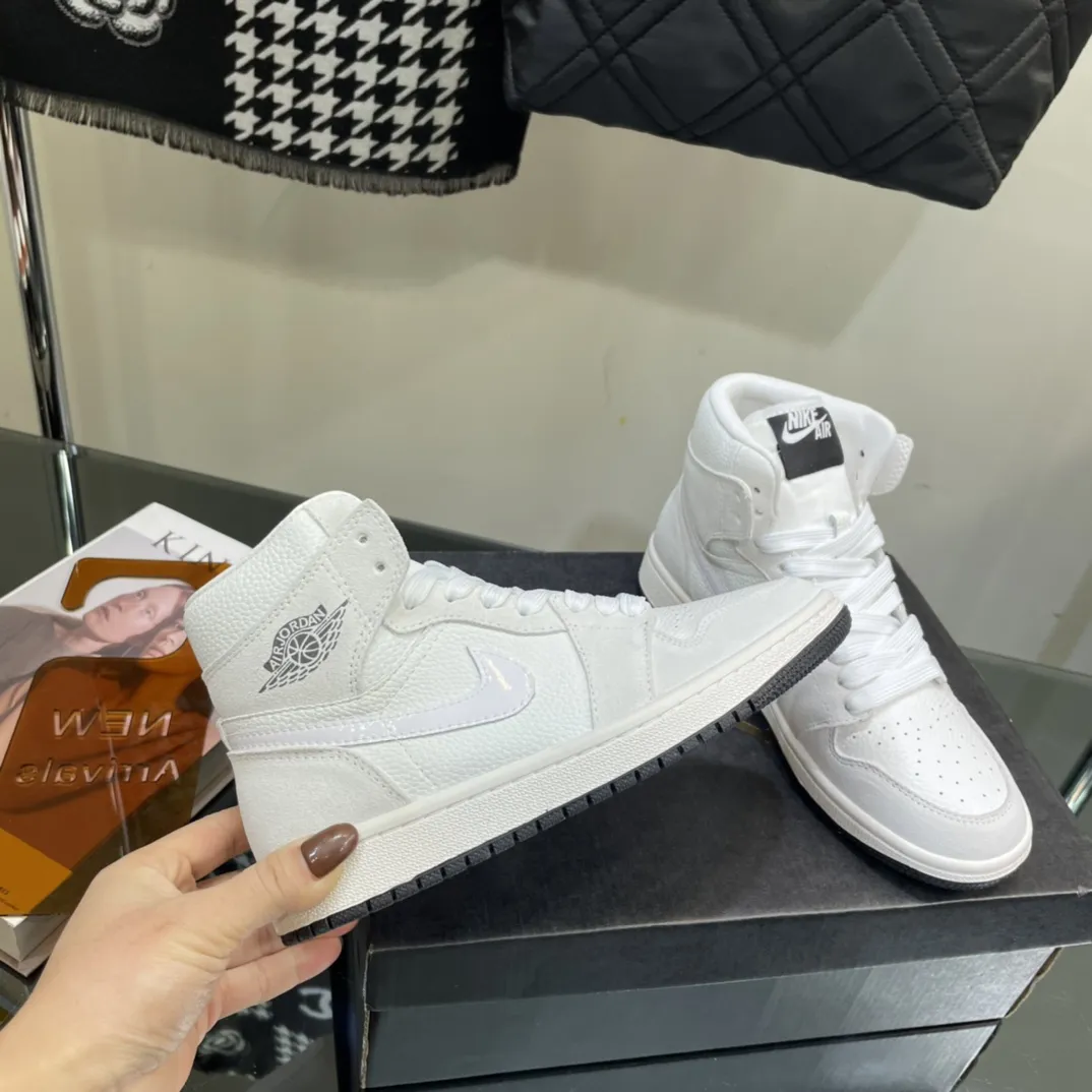 Nike WMNS Air Jordan 1 Mid Light Bone ホワイト中帮 - 画像 (8)