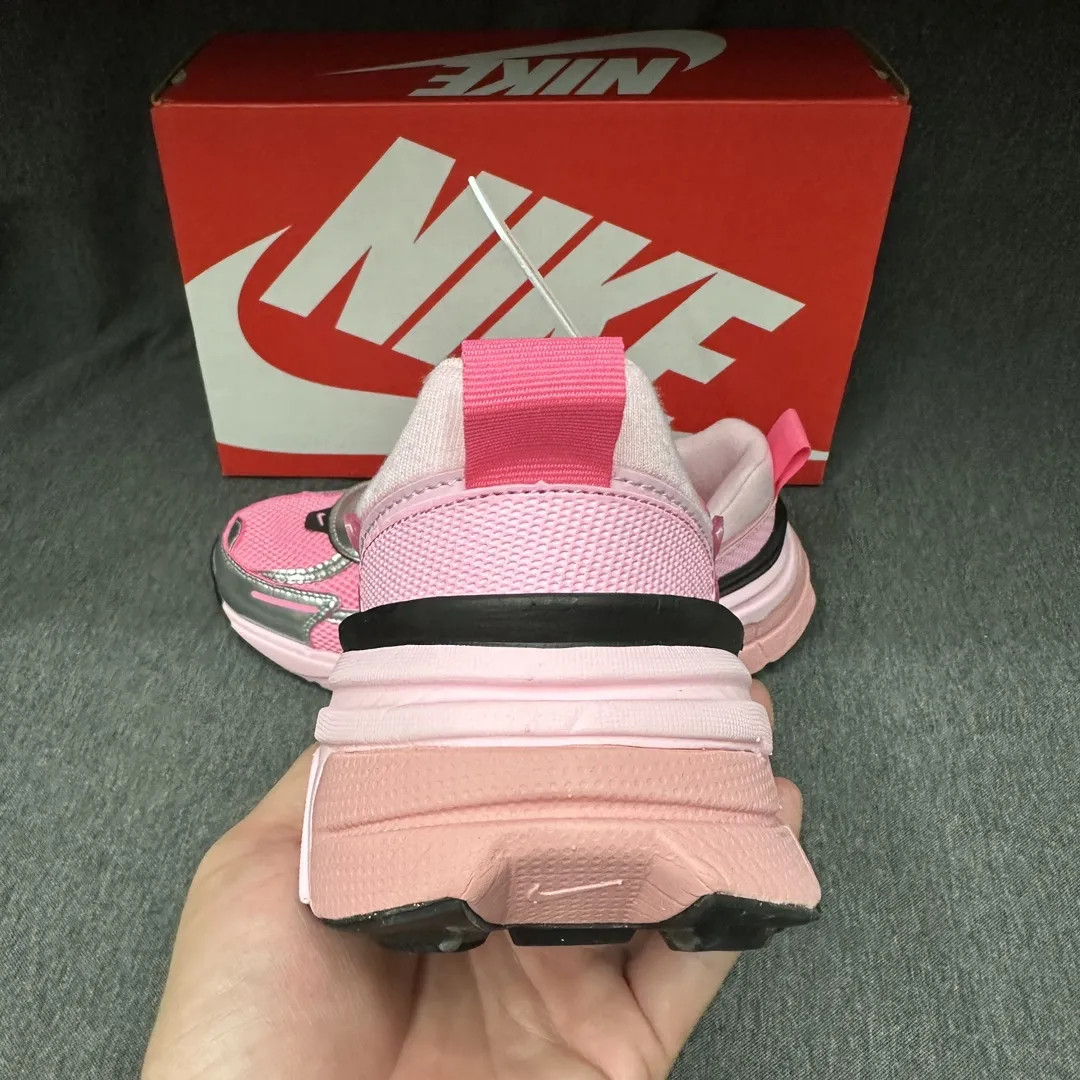 Nike V2K Run Runtekk ピンクシルバー スニーカー - 画像 (10)