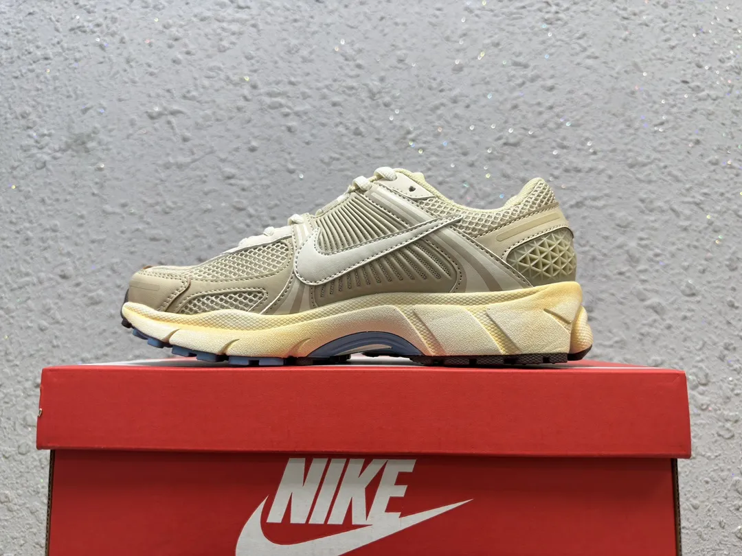 Nike Zoom Vomero 5 SP ヴァストグレー セイル - 画像 (3)