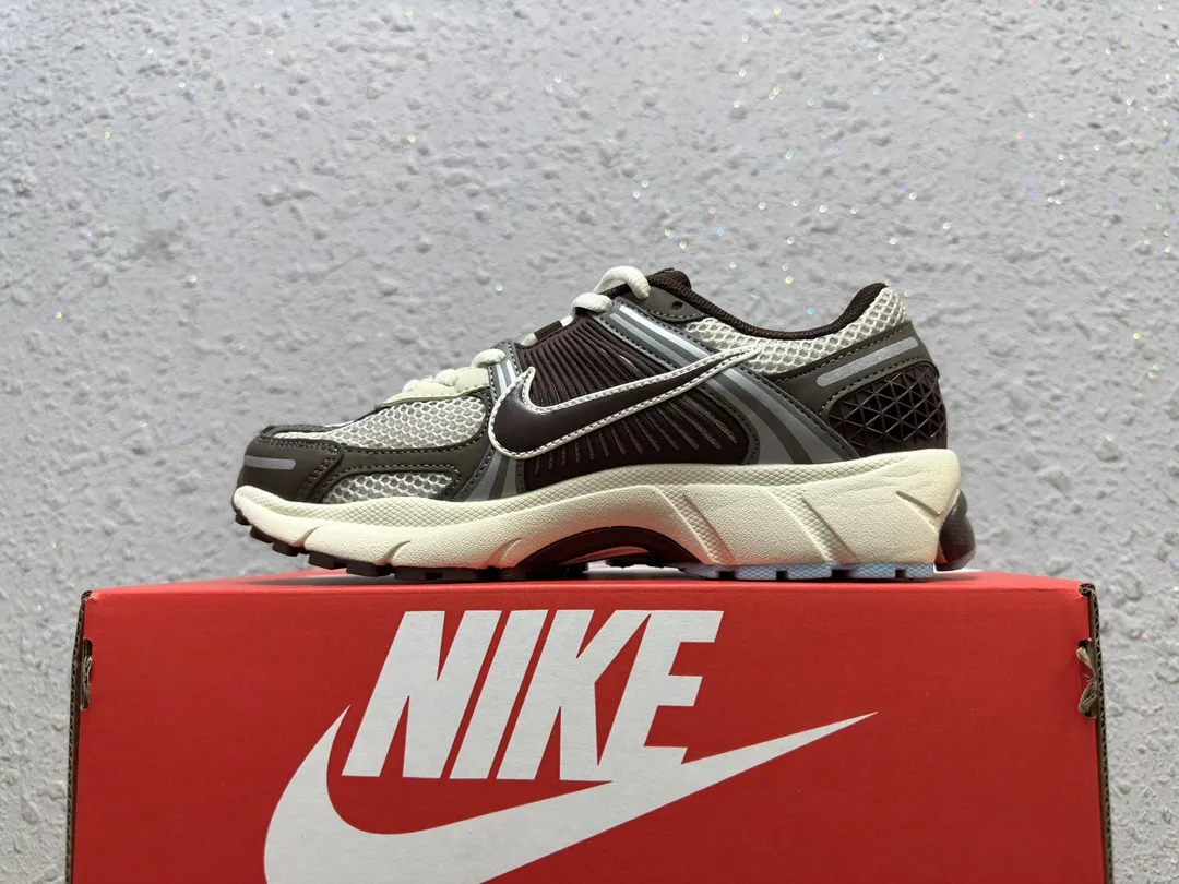 Nike Zoom Vomero 5 SP Vast Grey Sail 復古ランニングシューズ - 画像 (3)