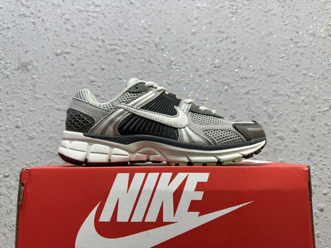 Nike Zoom Vomero 5 SP Vast Grey Sail 復古ランニングシューズ