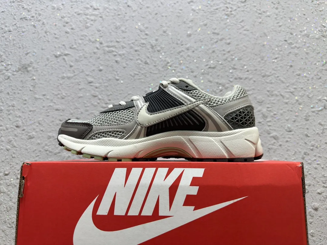 Nike Zoom Vomero 5 SP Vast Grey Sail 復古ランニングシューズ - 画像 (3)
