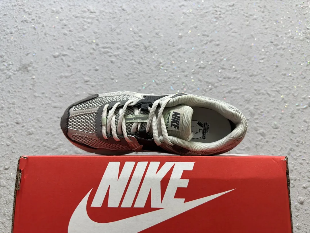 Nike Zoom Vomero 5 SP Vast Grey Sail 復古ランニングシューズ - 画像 (4)